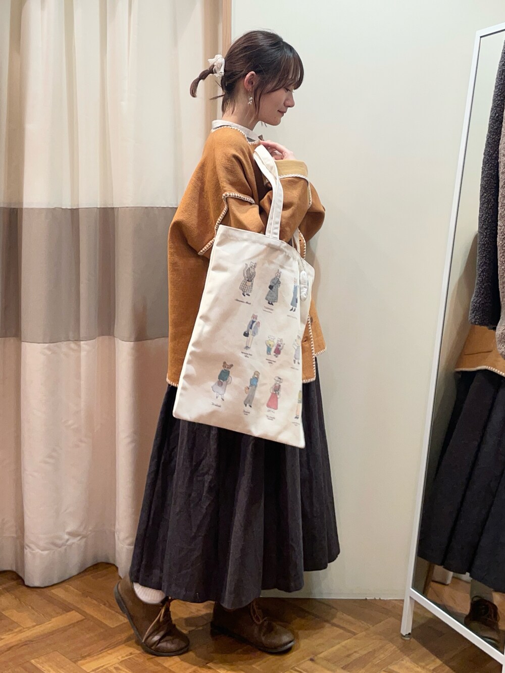 「Samansa Mos2、SM2、サマンサ モスモス(Samansa Mos2)、ジャンパースカート、ワンピース、ニット、アウター、キャメル、ブラック、ギンガムチェック、秋コーデ、冬コーデ、ブラウス」｜「Samansa Mos2の【Sサイズ WEB限定】綿麻前後着タックジャンスカ（ワンピース、グレー系）」を使った、里桜さん（骨格ナチュラル・レディース・158cm）の秋コーディネートの2枚目の写真