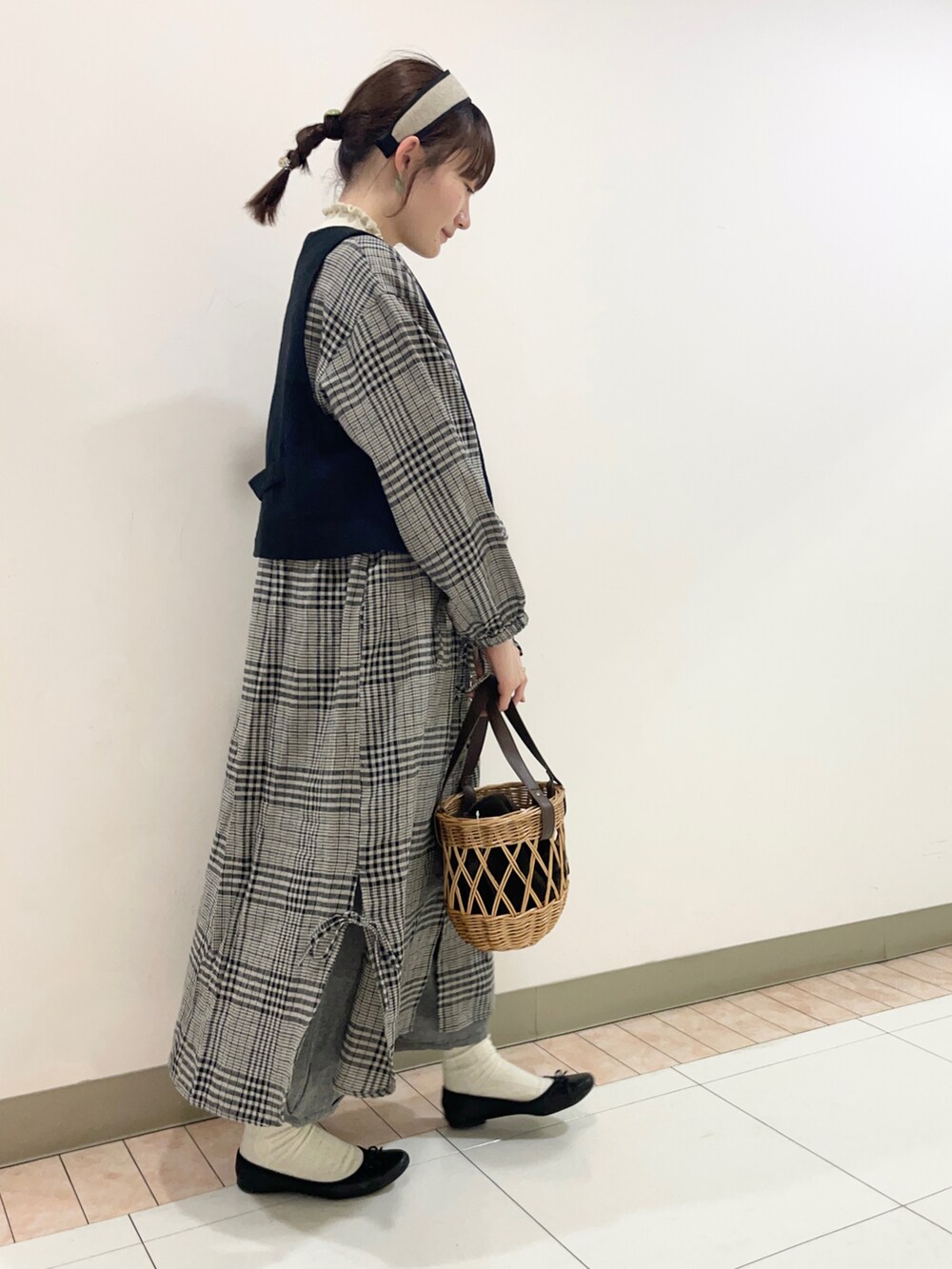 「お出かけコーデ、シンプル、冬服、モノトーンコーデ、チェック、ワンピース、ベスト、ショート丈、フリル、ニット、カチューシャ、大人かわいい、リネン、リボン」|「Samansa Mos2のファー巾着カゴバッグ(ハンドバッグ、ブラウン系)」を使った、里桜さん(骨格ナチュラル・レディース・158cm)の冬コーディネートの3枚目の写真