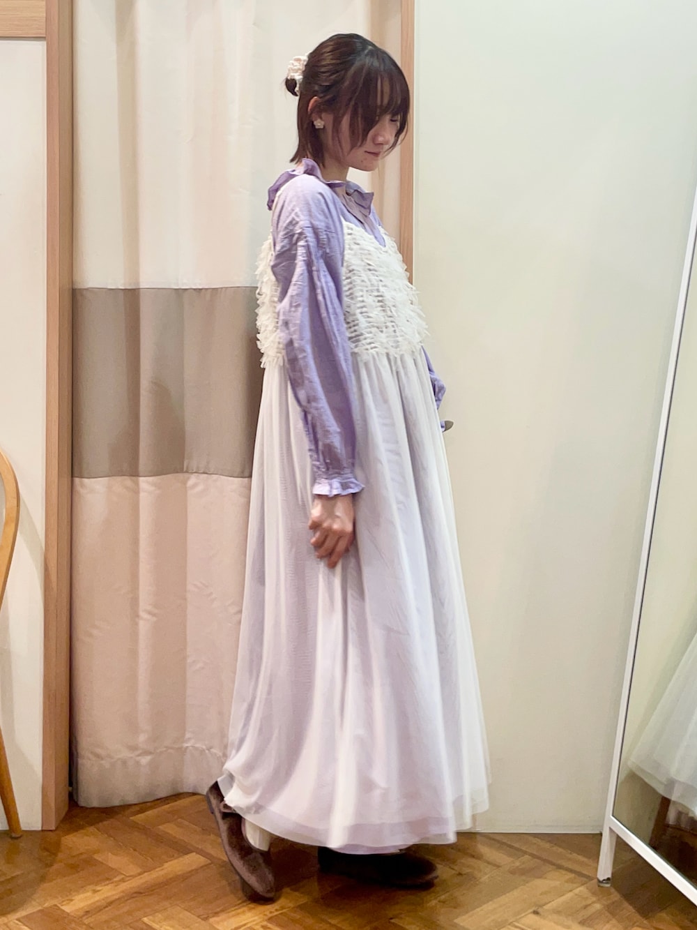 ブラウン系のドレスシューズ、ホワイト系のワンピースを着用したレディースの夏コーディネートの3枚目の写真