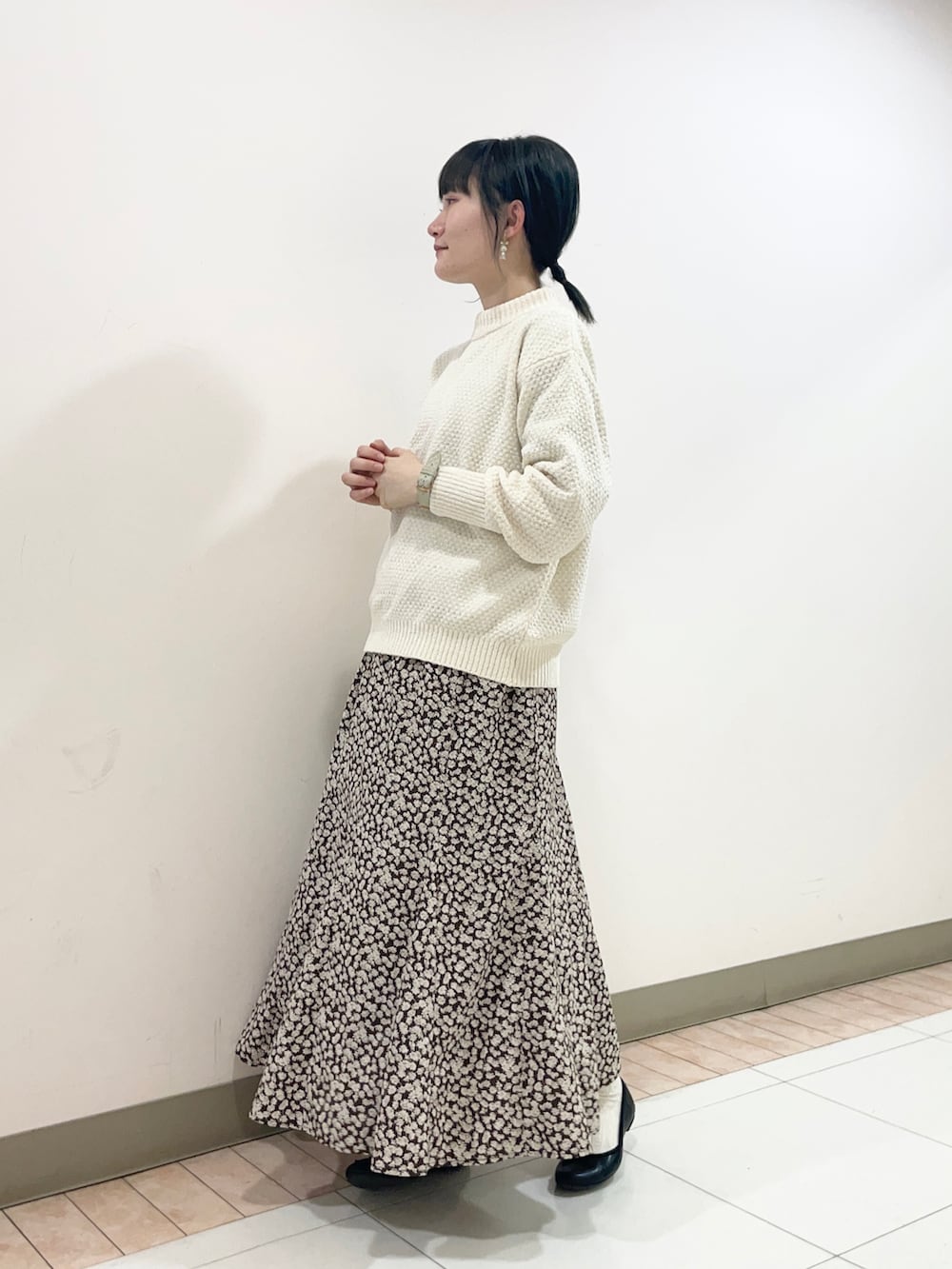 ホワイト系のニット/セーター、ブラウン系のスカート、その他のその他を着用したレディースの冬コーディネートの2枚目の写真