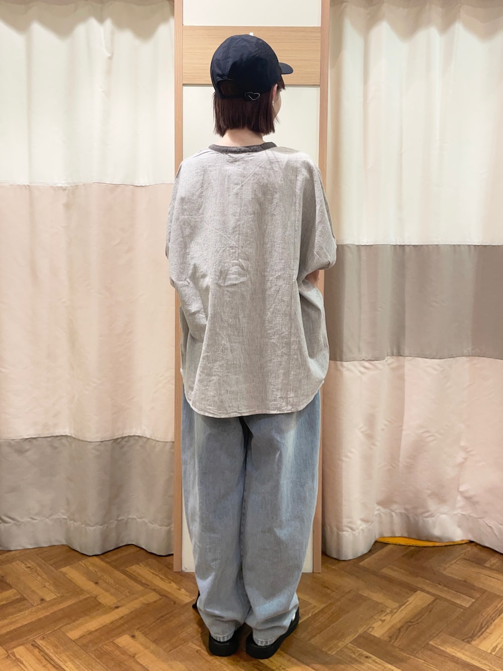 「Samansa Mos2、SM2、サマンサ モスモス(Samansa Mos2)、サンダル、ストライプ、接触冷感、クレリックシャツ、ノーカラーシャツ、デニム、デニムパンツ、キャップ、リュック、お出かけコーデ、オトナ女子、休日スタイル」｜「Samansa Mos2の【UVカット/撥水加工/消臭効果】刺繍ナイロンキャップ（ハット、ブラック系）」を使った、里桜さん（骨格ナチュラル・レディース・158cm）の夏コーディネートの4枚目の写真