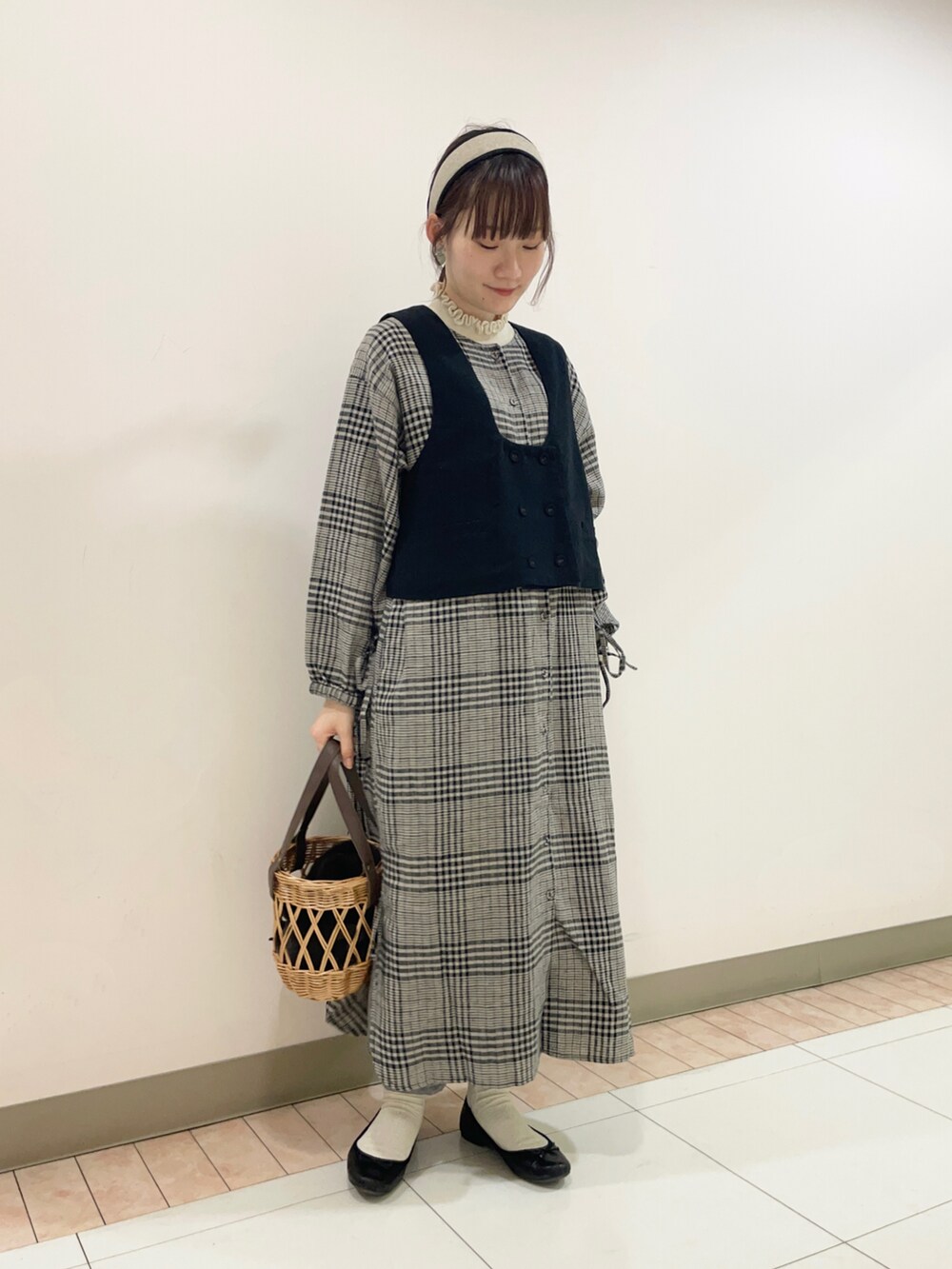 「お出かけコーデ、シンプル、冬服、モノトーンコーデ、チェック、ワンピース、ベスト、ショート丈、フリル、ニット、カチューシャ、大人かわいい、リネン、リボン」|「Samansa Mos2のファー巾着カゴバッグ(ハンドバッグ、ブラウン系)」を使った、里桜さん(骨格ナチュラル・レディース・158cm)の冬コーディネートの2枚目の写真