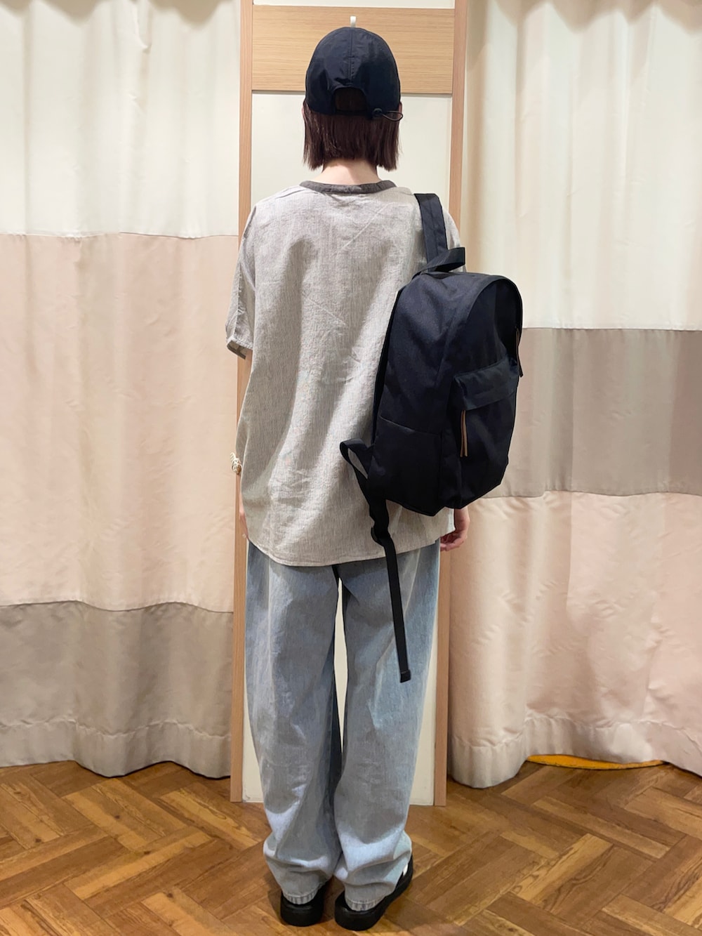 「Samansa Mos2、SM2、サマンサ モスモス(Samansa Mos2)、サンダル、ストライプ、接触冷感、クレリックシャツ、ノーカラーシャツ、デニム、デニムパンツ、キャップ、リュック、お出かけコーデ、オトナ女子、休日スタイル」｜「Samansa Mos2の【UVカット/撥水加工/消臭効果】刺繍ナイロンキャップ（ハット、ブラック系）」を使った、里桜さん（骨格ナチュラル・レディース・158cm）の夏コーディネートの5枚目の写真