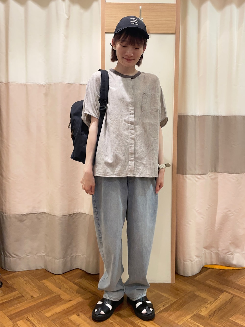 「Samansa Mos2、SM2、サマンサ モスモス(Samansa Mos2)、サンダル、ストライプ、接触冷感、クレリックシャツ、ノーカラーシャツ、デニム、デニムパンツ、キャップ、リュック、お出かけコーデ、オトナ女子、休日スタイル」｜「Samansa Mos2の【UVカット/撥水加工/消臭効果】刺繍ナイロンキャップ（ハット、ブラック系）」を使った、里桜さん（骨格ナチュラル・レディース・158cm）の夏コーディネートの3枚目の写真