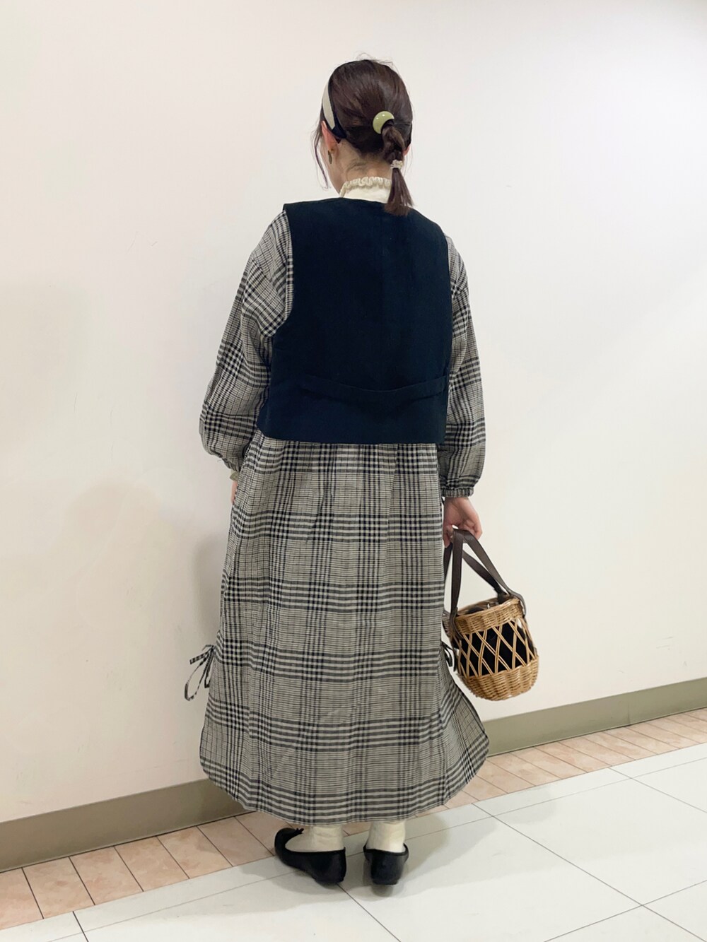 「お出かけコーデ、シンプル、冬服、モノトーンコーデ、チェック、ワンピース、ベスト、ショート丈、フリル、ニット、カチューシャ、大人かわいい、リネン、リボン」|「Samansa Mos2のファー巾着カゴバッグ(ハンドバッグ、ブラウン系)」を使った、里桜さん(骨格ナチュラル・レディース・158cm)の冬コーディネートの4枚目の写真