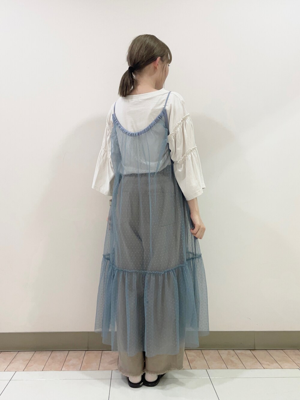 ブラウン系のサンダル、グレー系のワンピース、ホワイト系のTシャツ/カットソーを着用したレディースの秋コーディネートの3枚目の写真