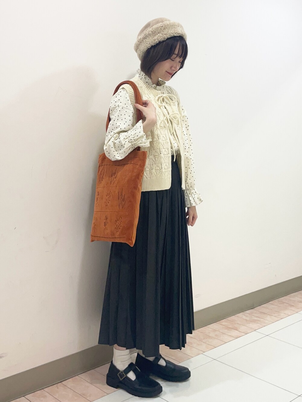 「Samansa Mos2、SM2、サマンサ モスモス(Samansa Mos2)、大人かわいい、ガーリー、ゆべし×SamansaMos2、ゆべしコラボ」|「Samansa Mos2のベロア植物図鑑柄刺繍トートバッグ(ハンドバッグ、オレンジ系)」を使った、里桜さん(骨格ナチュラル・レディース・158cm)の秋コーディネートの2枚目の写真