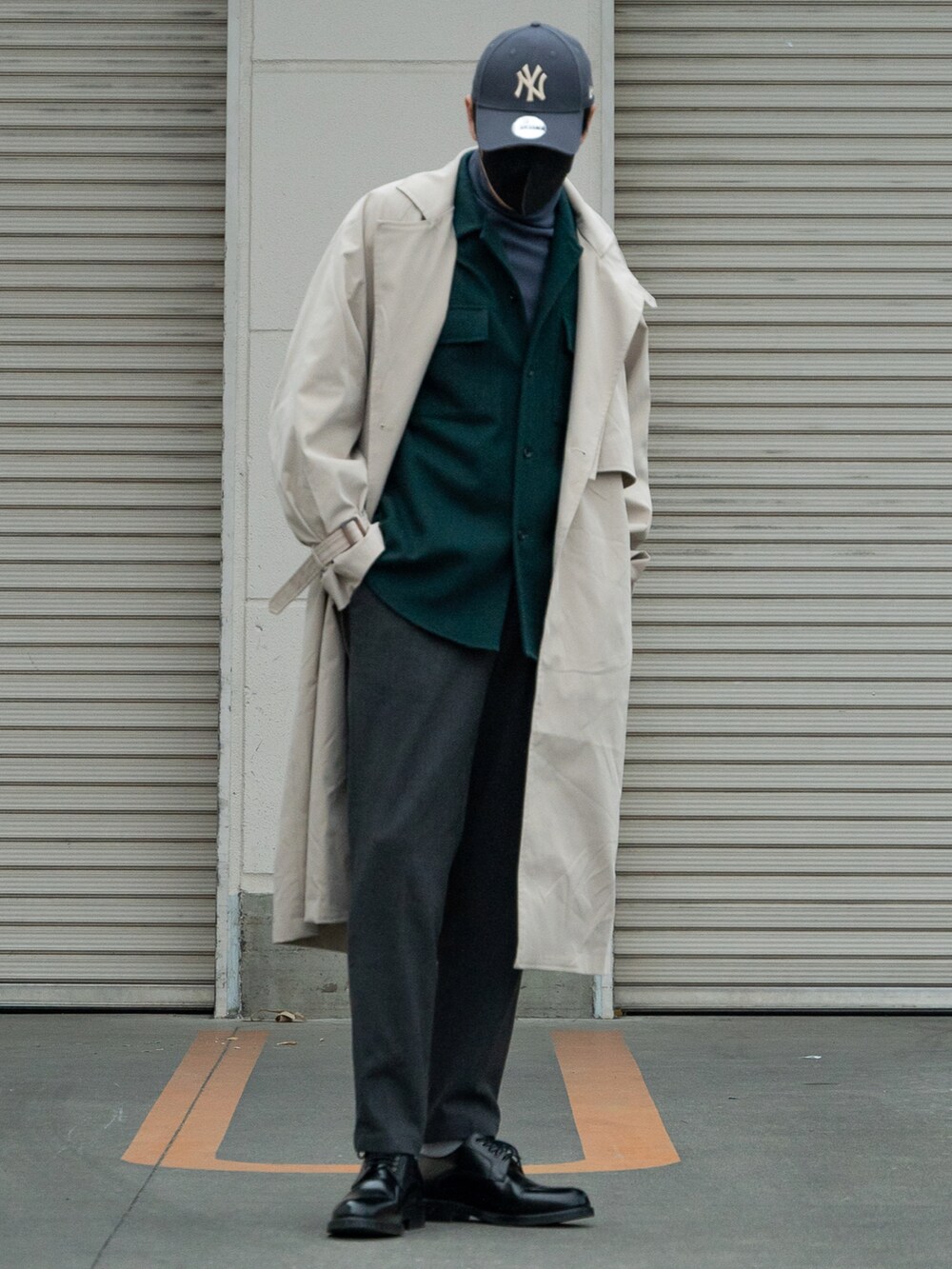 ベージュ系のトレンチコート、グリーン系のシャツ/ブラウス、グレー系のスラックスを着用したメンズの冬コーディネートの2枚目の写真