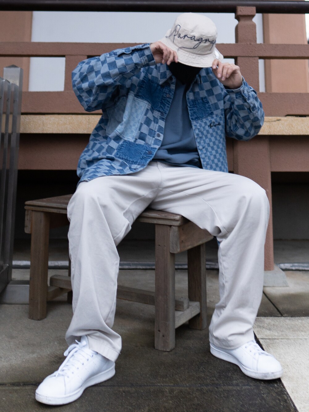 ブルー系のデニムジャケット、ホワイト系のパンツ、ホワイト系のスニーカーを着用したメンズの春コーディネートの2枚目の写真