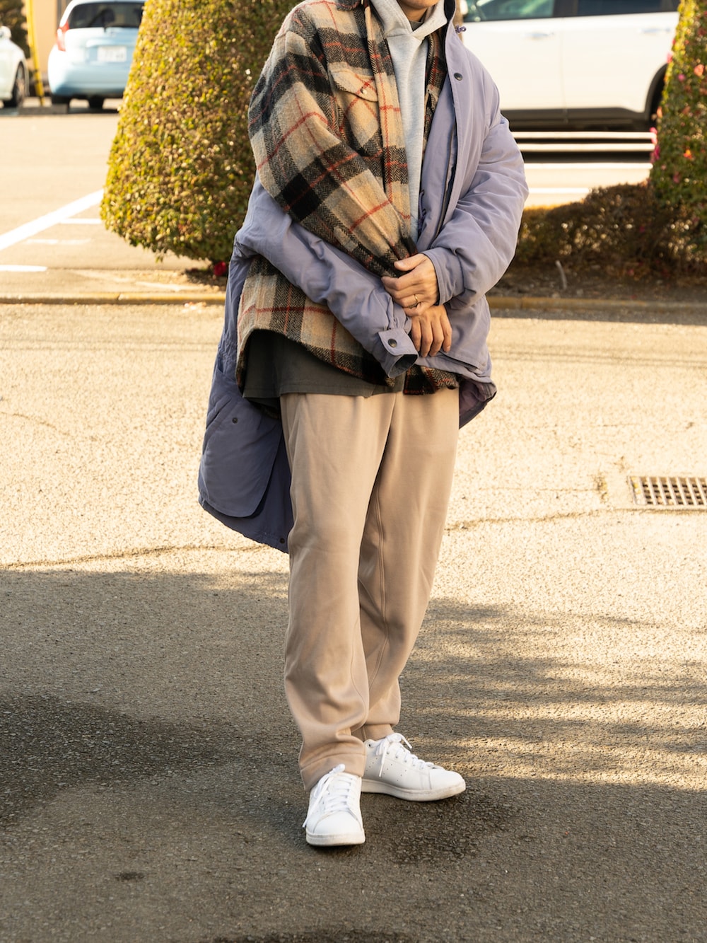 ベージュ系のスウェットパンツ、ホワイト系のスニーカー、グレー系のパーカーを着用したメンズの冬コーディネートの3枚目の写真