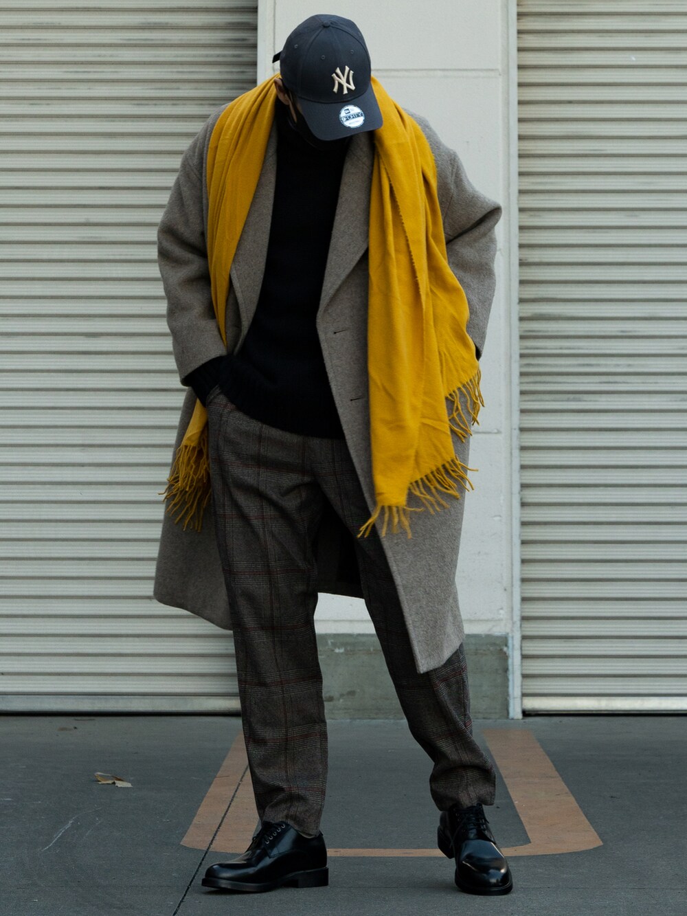 その他のスラックス、ベージュ系のステンカラーコート、ブラック系のドレスシューズを着用したメンズの冬コーディネートの2枚目の写真