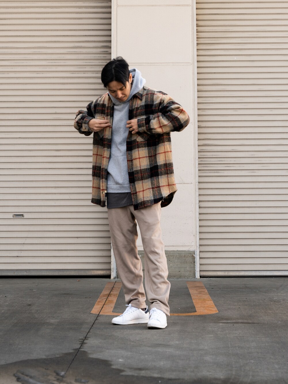 ベージュ系のシャツ/ブラウス、グレー系のパーカー、ベージュ系のスウェットパンツを着用したメンズの冬コーディネートの3枚目の写真