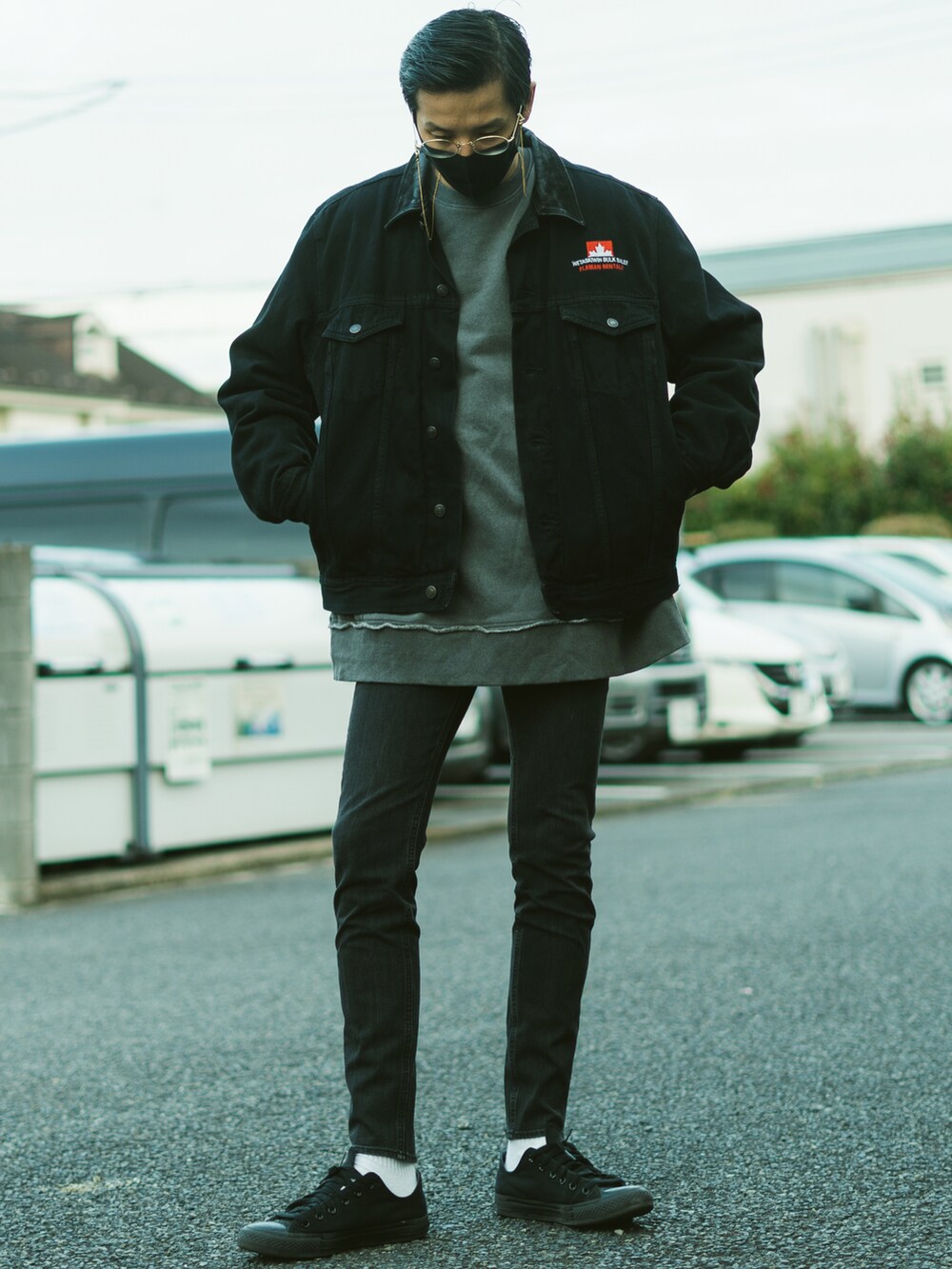 ブラック系のスニーカー、グレー系のスウェット、ブラック系のジャケット/アウターを着用したメンズの秋コーディネートの2枚目の写真