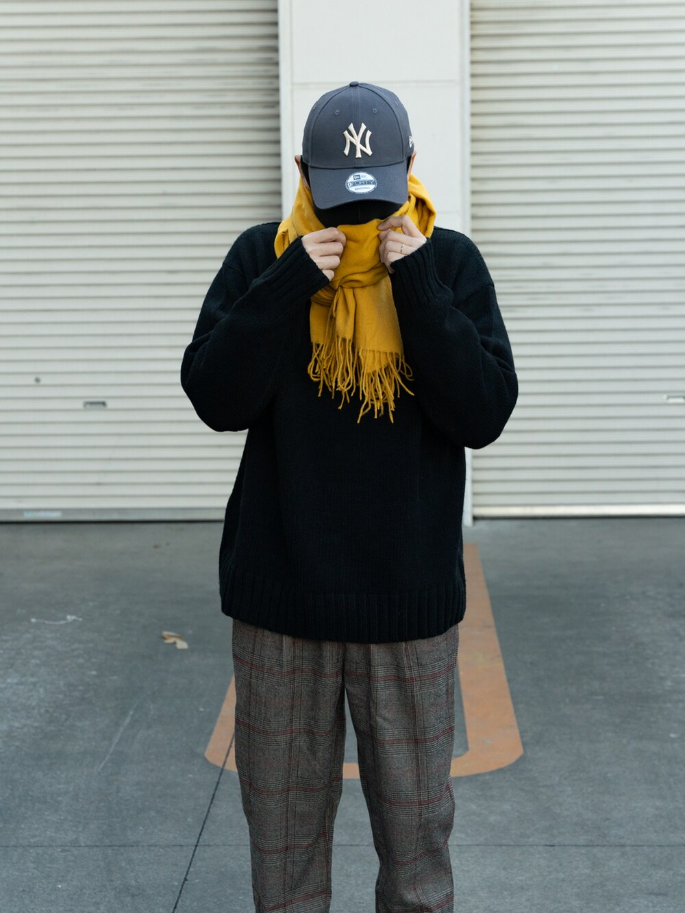 その他のスラックス、ブラック系のニット/セーター、ブラック系のドレスシューズを着用したメンズの冬コーディネートの2枚目の写真