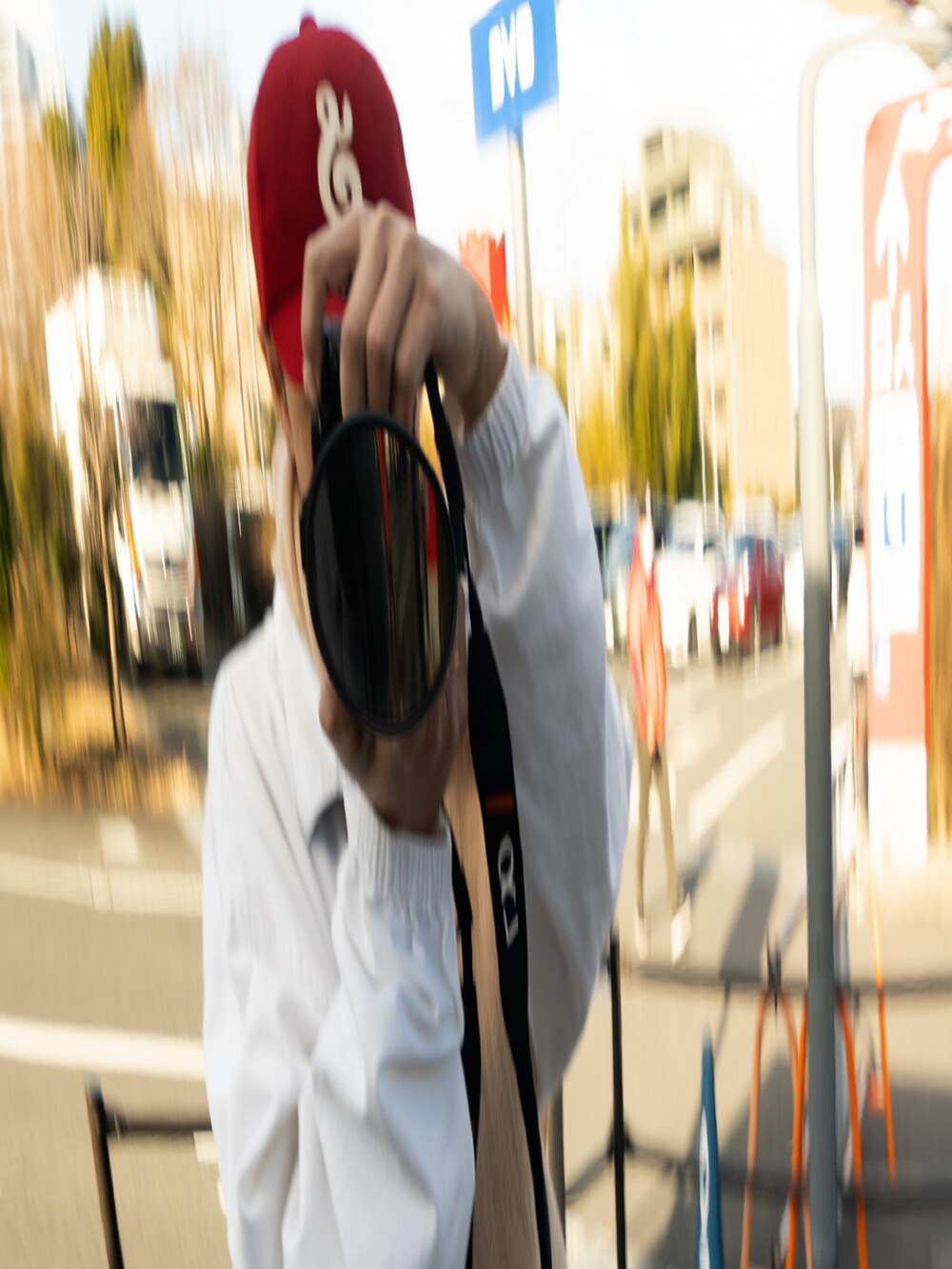 レッド系のスニーカー、ホワイト系のトップス、ホワイト系のパンツを着用したメンズの冬コーディネートの4枚目の写真