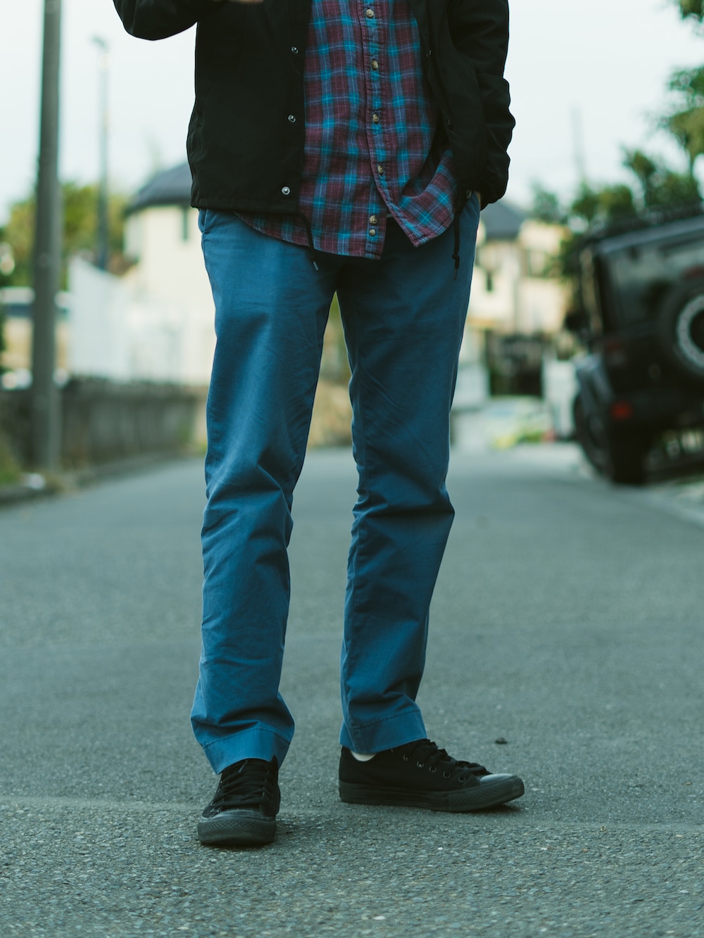 ブルー系のチノパンツ、ブラック系のスニーカーを着用したメンズの秋コーディネートの3枚目の写真