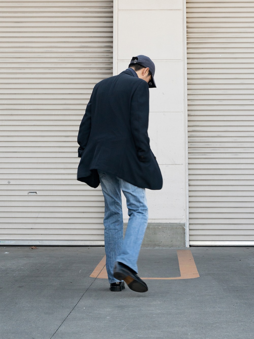 ブルー系のスーツジャケット、ブルー系のトップス、ブルー系のデニムパンツを着用したメンズの冬コーディネートの2枚目の写真