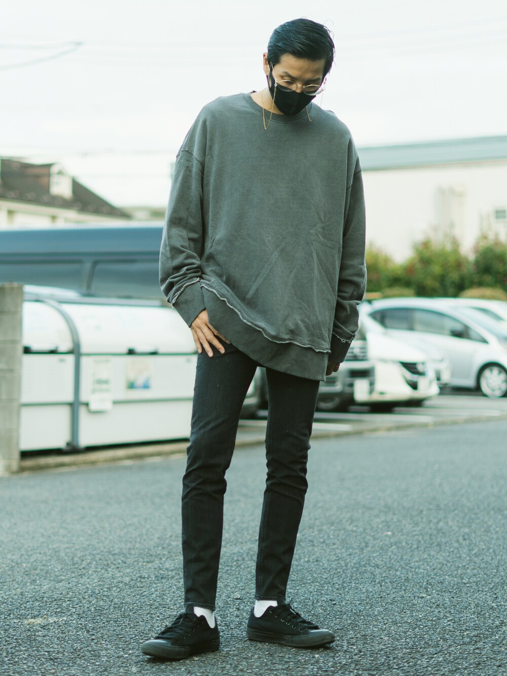 ブラック系のパンツ、ブラック系のスニーカー、グレー系のスウェットを着用したメンズの秋コーディネートの3枚目の写真