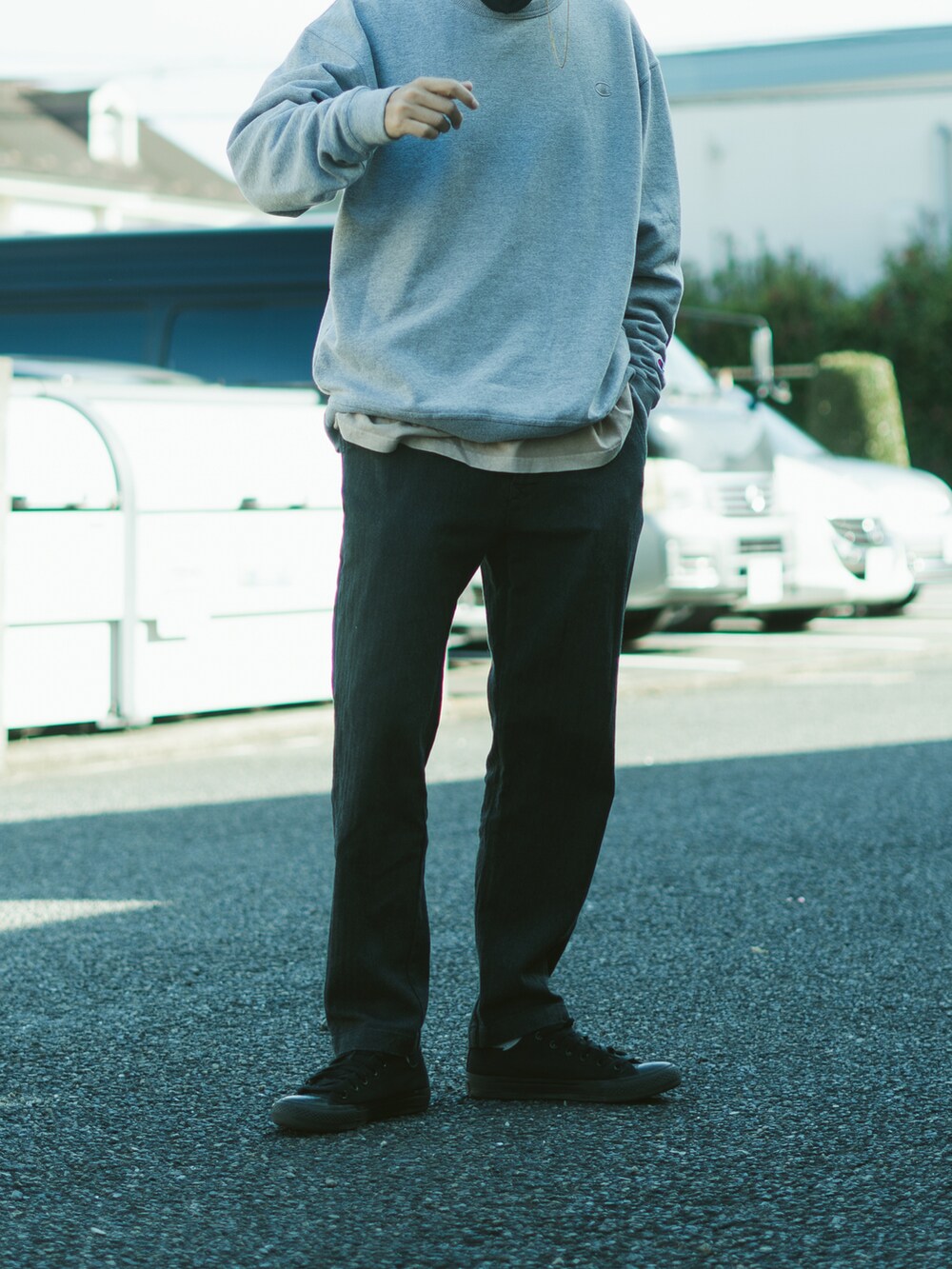 ブラック系のパンツ、グレー系のスウェット、ブラック系のスニーカーを着用したメンズの秋コーディネートの2枚目の写真