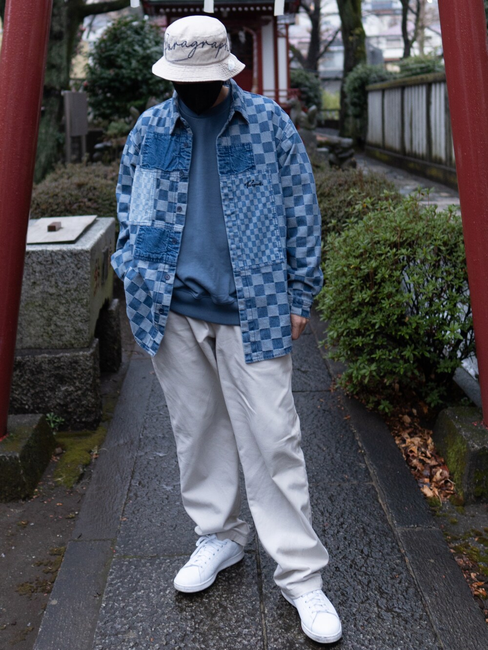ブルー系のデニムジャケット、ホワイト系のパンツ、ホワイト系のスニーカーを着用したメンズの春コーディネートの4枚目の写真