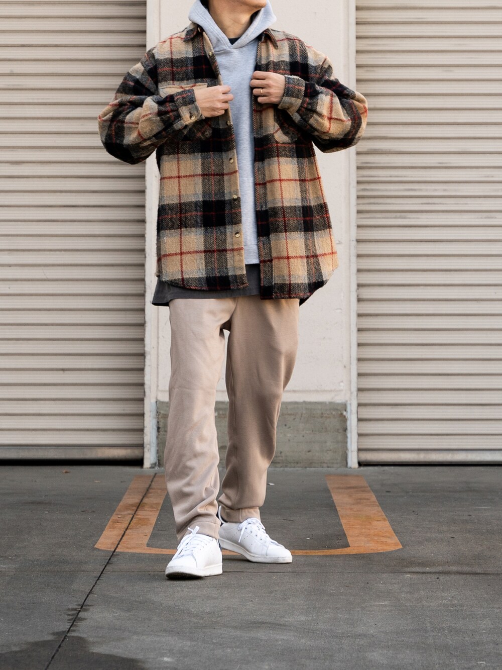 ベージュ系のシャツ/ブラウス、グレー系のパーカー、ベージュ系のスウェットパンツを着用したメンズの冬コーディネートの2枚目の写真