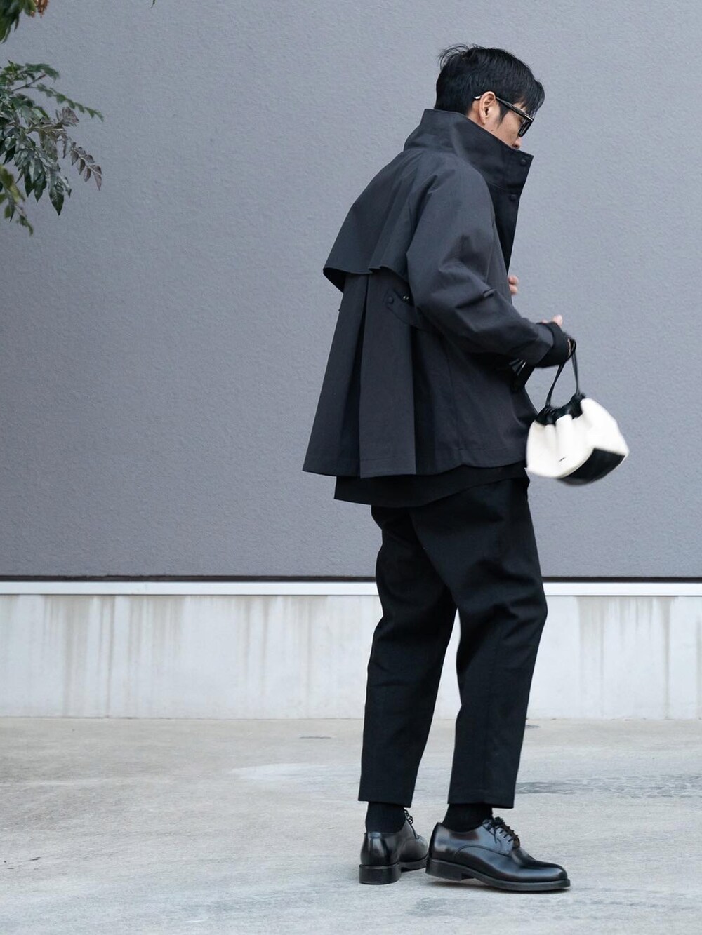 グレー系のジャケット/アウター、ブラック系のシャツ/ブラウス、ブラック系のスラックスを着用したメンズの冬コーディネートの3枚目の写真