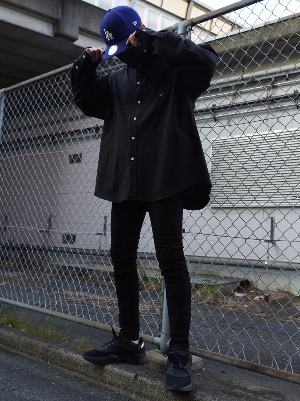 ブラック系のシャツ/ブラウス、ブラック系のデニムパンツ、ブラック系のスニーカーを着用したメンズの春コーディネートの3枚目の写真