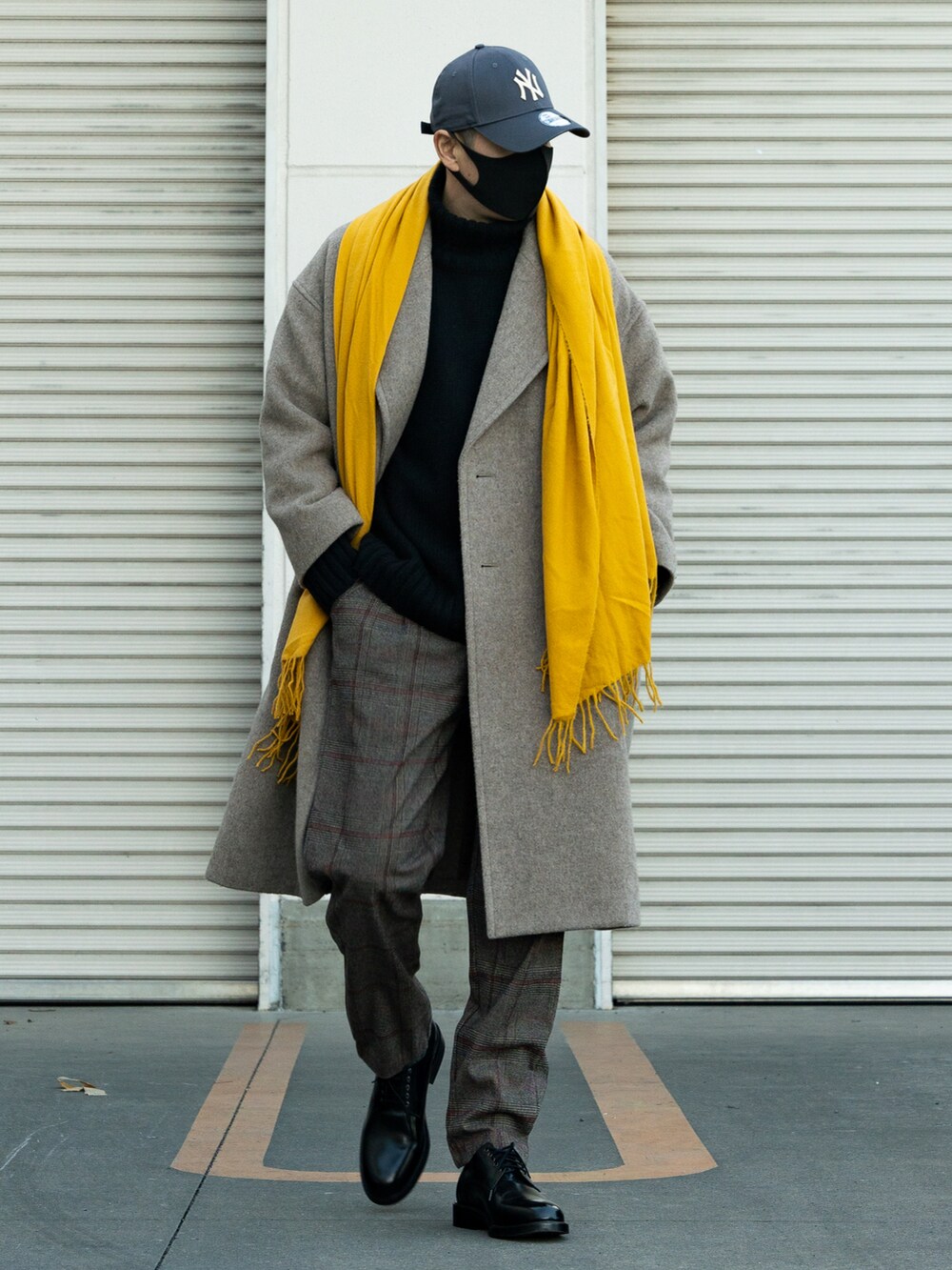 その他のスラックス、ベージュ系のステンカラーコート、ブラック系のドレスシューズを着用したメンズの冬コーディネートの3枚目の写真