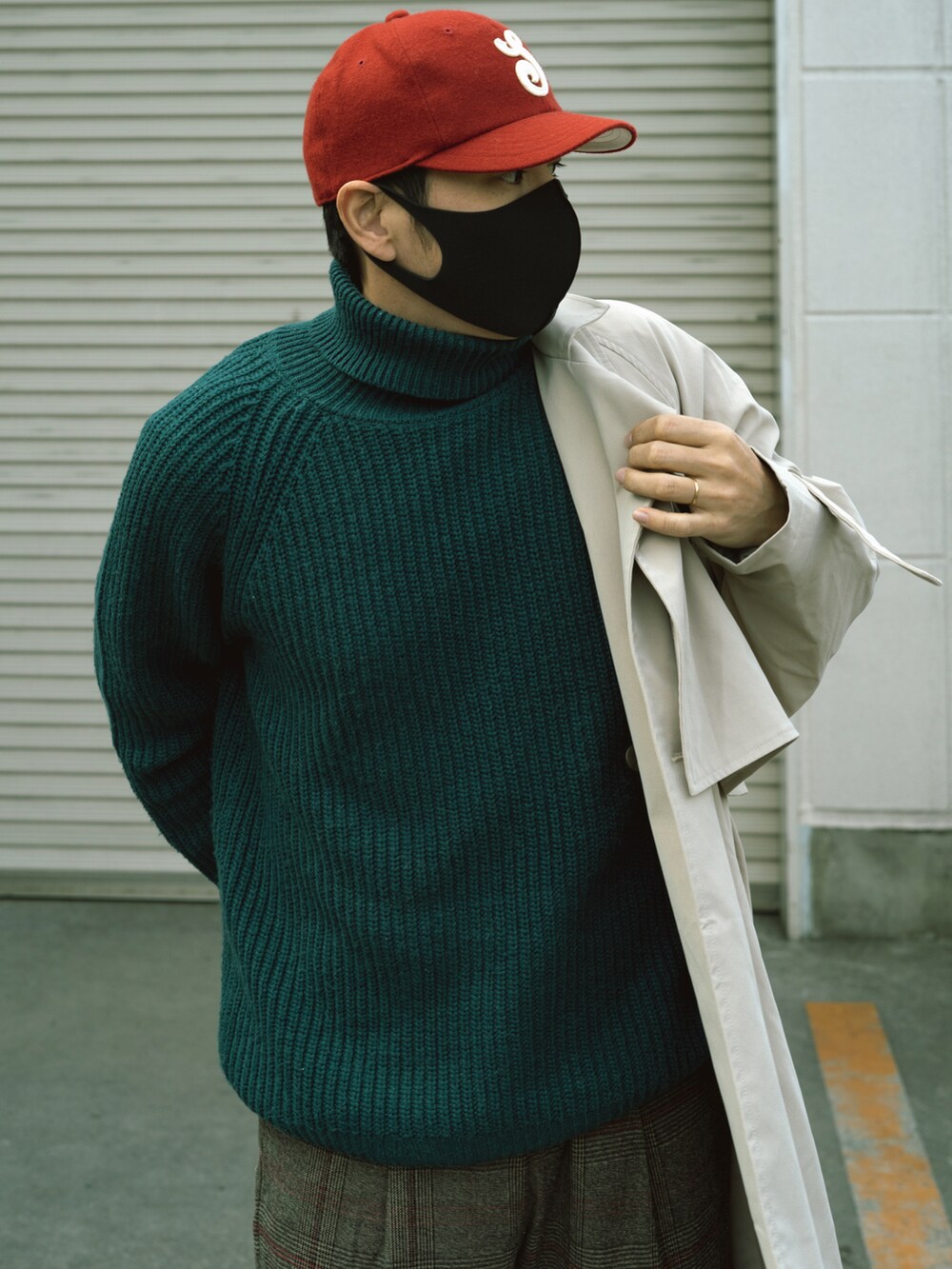 グリーン系のニット/セーター、その他のスラックス、ブラック系のドレスシューズを着用したメンズの冬コーディネートの4枚目の写真