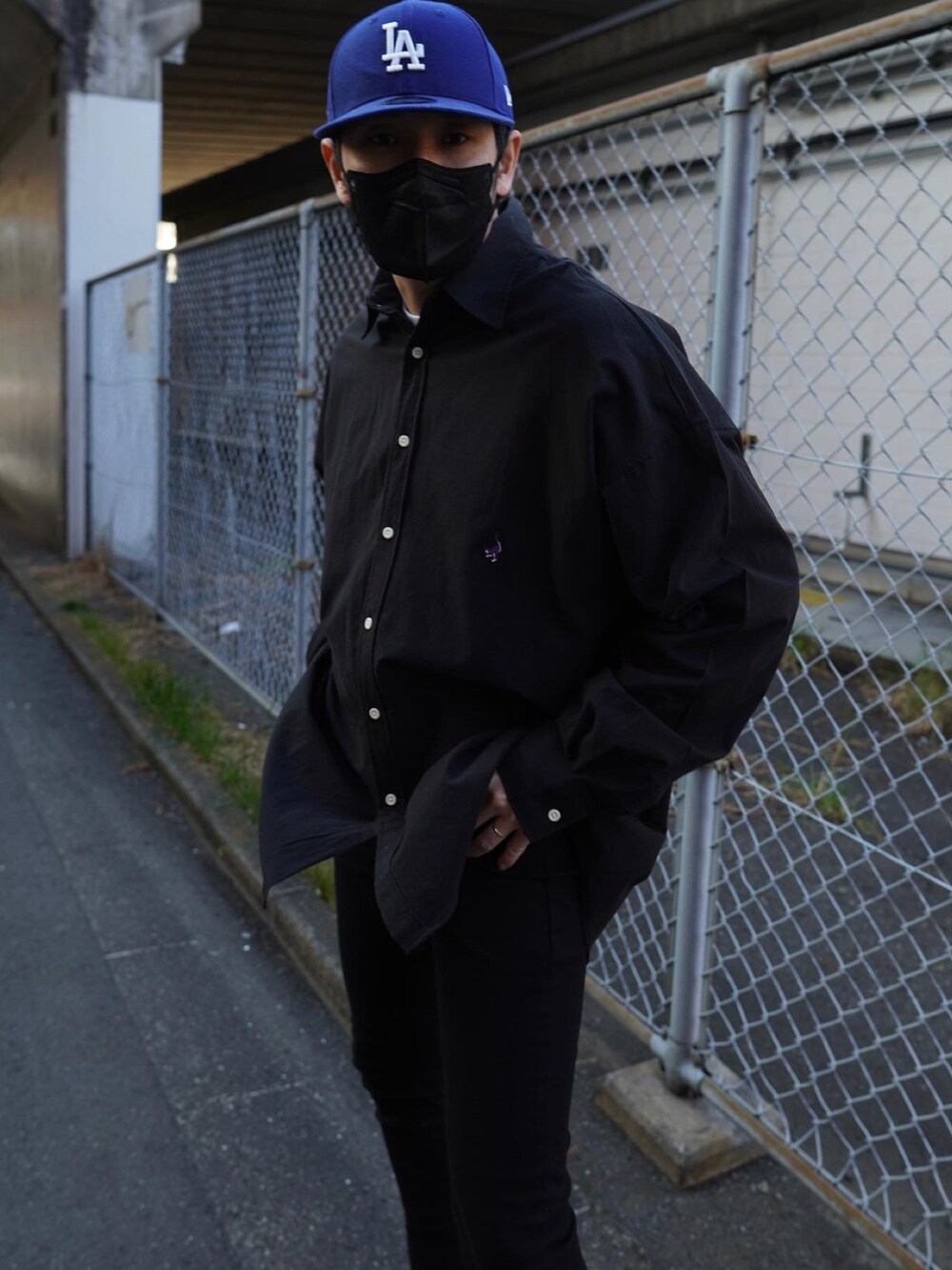 ブラック系のシャツ/ブラウス、ブラック系のデニムパンツ、ブラック系のスニーカーを着用したメンズの春コーディネートの2枚目の写真