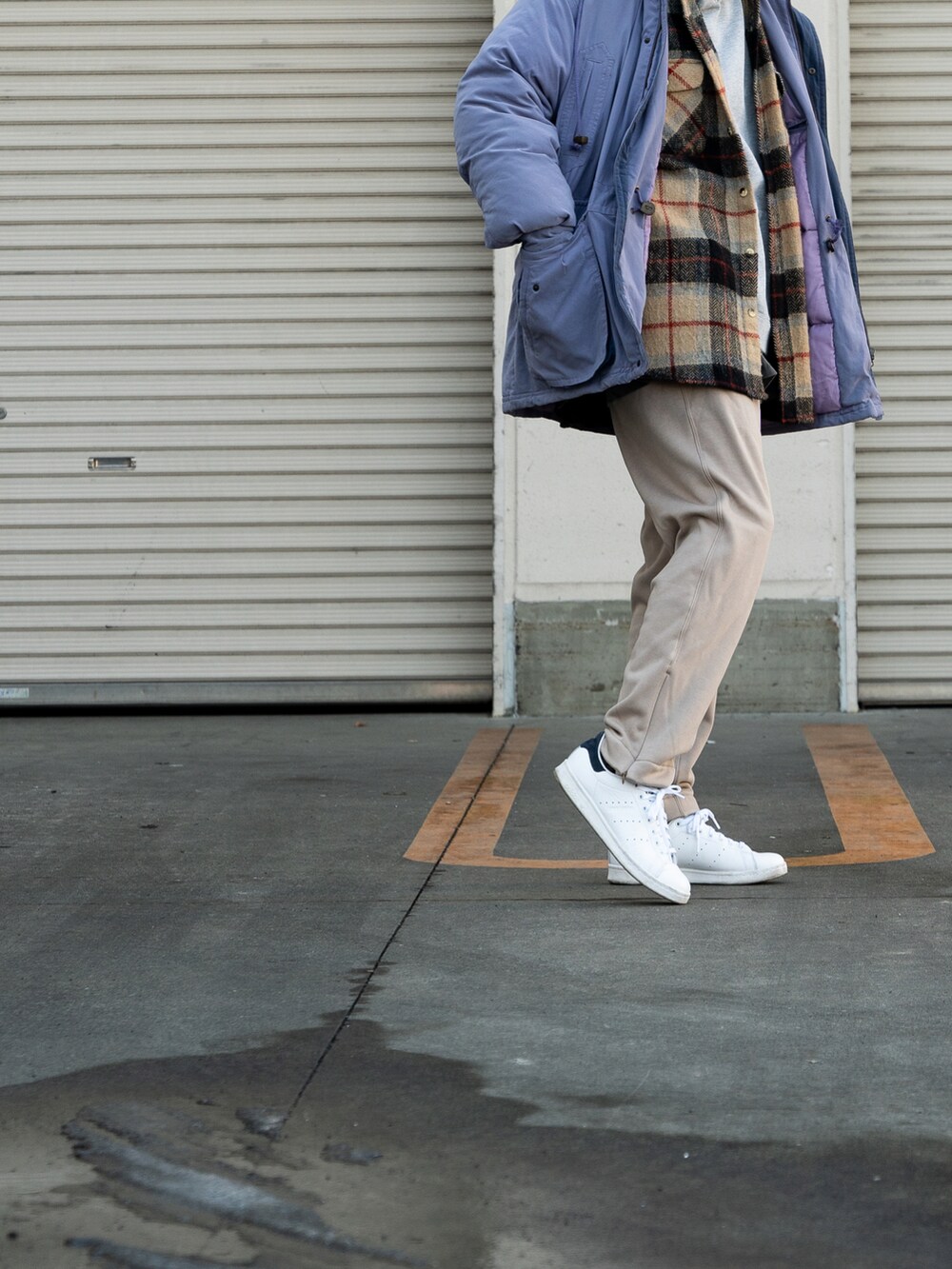 ベージュ系のスウェットパンツ、ホワイト系のスニーカー、グレー系のパーカーを着用したメンズの冬コーディネートの2枚目の写真