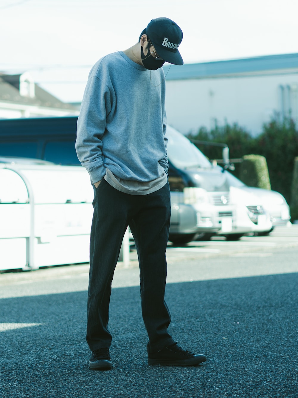 ブラック系のパンツ、グレー系のスウェット、ブラック系のスニーカーを着用したメンズの秋コーディネートの3枚目の写真