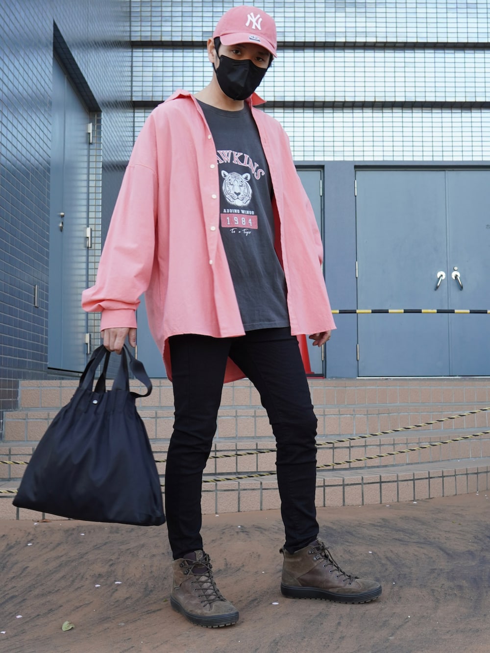 ピンク系のシャツ/ブラウス、ブラック系のTシャツ/カットソー、ブラック系のデニムパンツを着用したメンズの春コーディネートの2枚目の写真