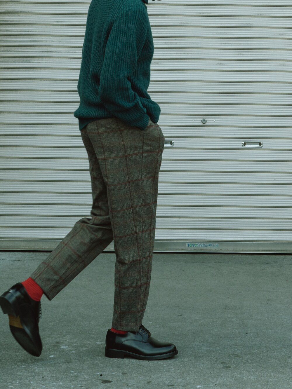 グリーン系のニット/セーター、その他のスラックス、ブラック系のドレスシューズを着用したメンズの冬コーディネートの2枚目の写真