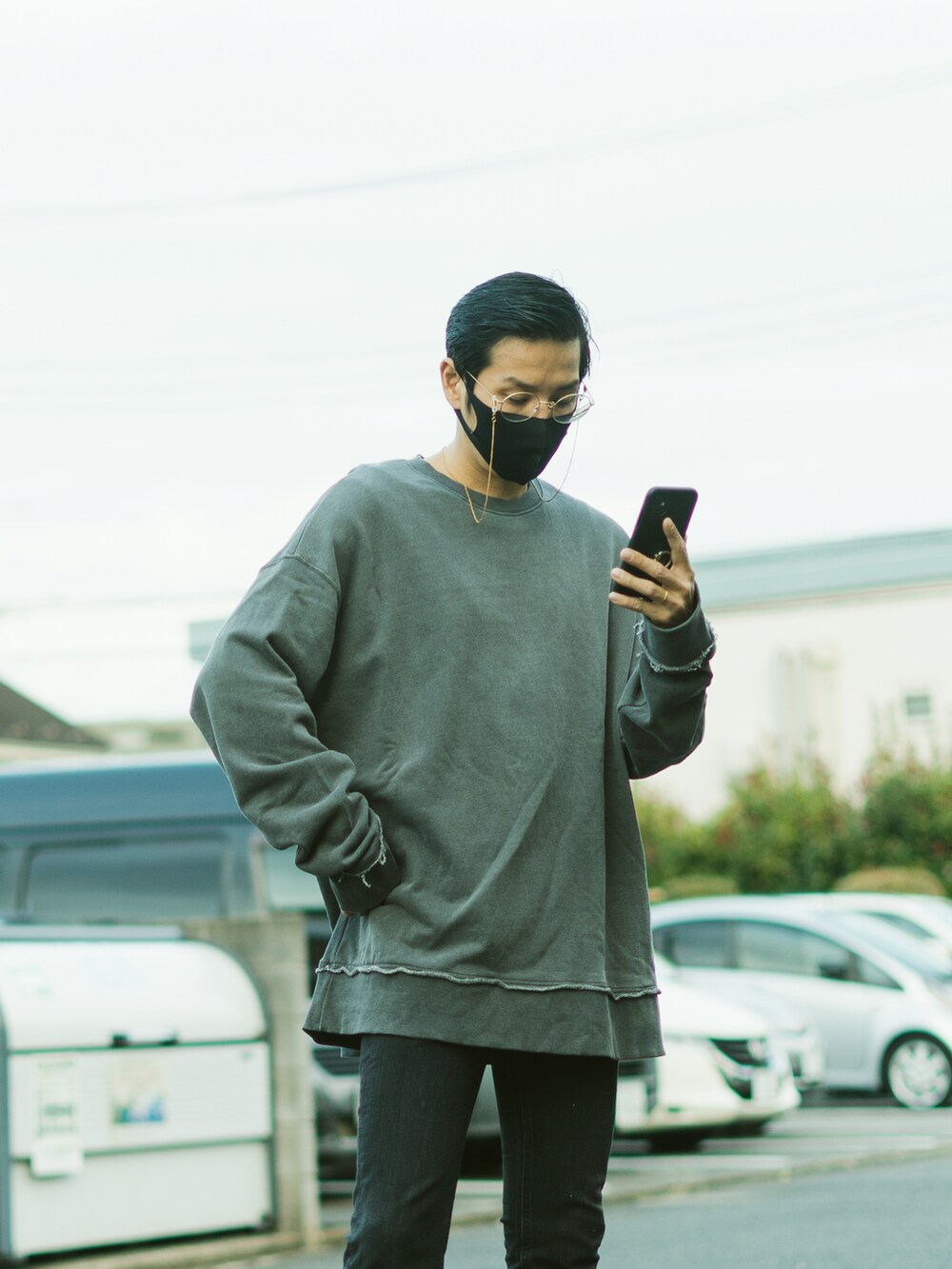 ブラック系のパンツ、ブラック系のスニーカー、グレー系のスウェットを着用したメンズの秋コーディネートの2枚目の写真