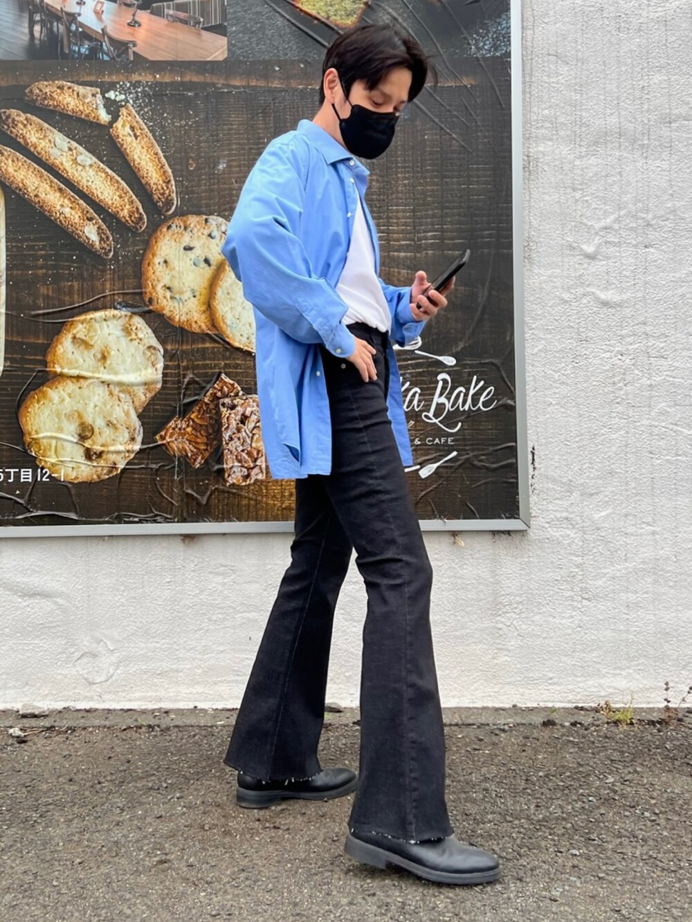 ブルー系のシャツ/ブラウス、ブラック系のバッグ、ブラック系のデニムパンツを着用したメンズの春コーディネートの2枚目の写真