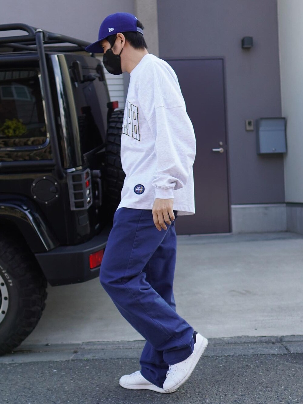 ホワイト系のTシャツ/カットソー、ブルー系のデニムパンツ、ホワイト系のスニーカーを着用したメンズの春コーディネートの3枚目の写真