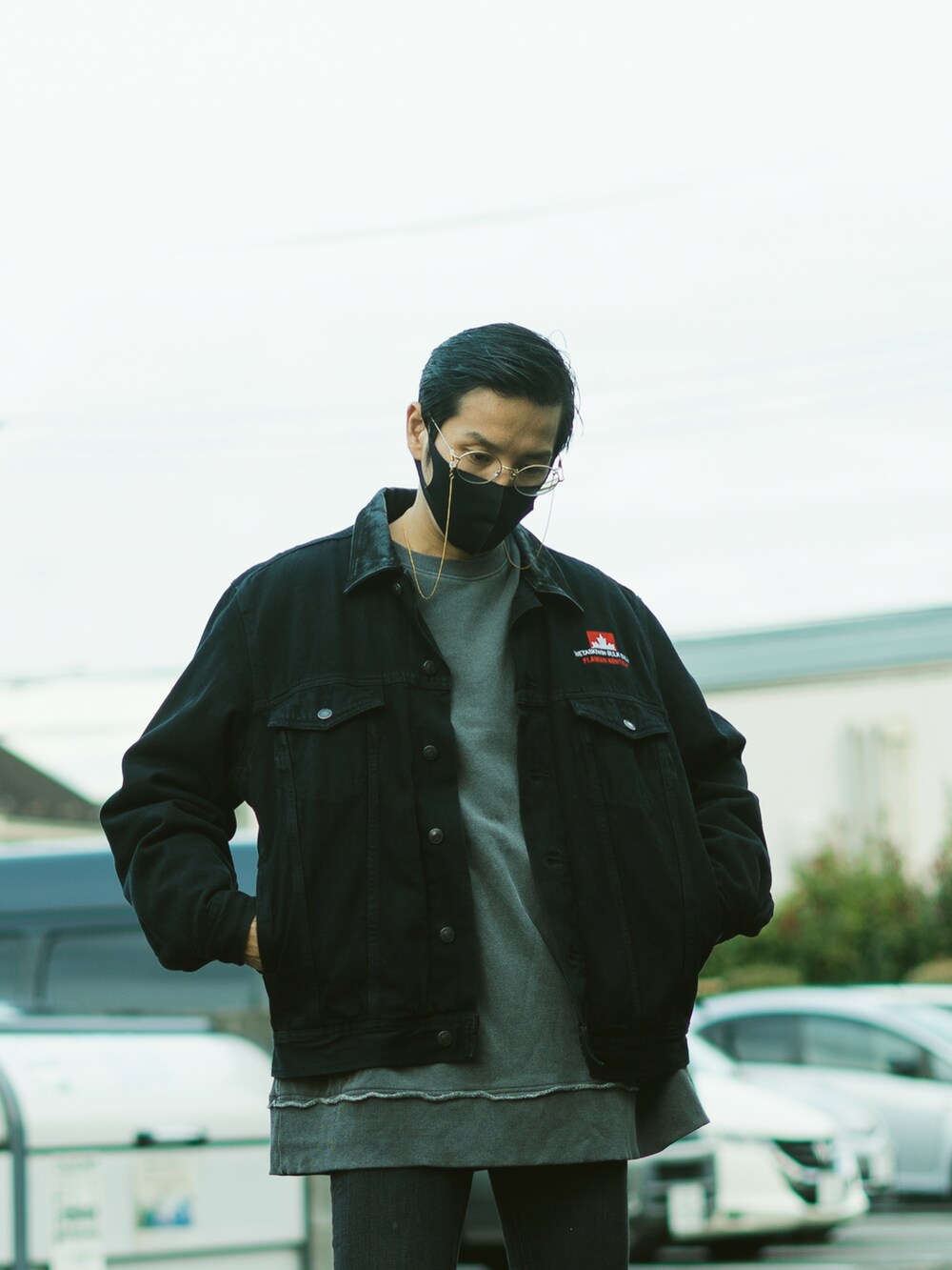 ブラック系のスニーカー、グレー系のスウェット、ブラック系のジャケット/アウターを着用したメンズの秋コーディネートの3枚目の写真