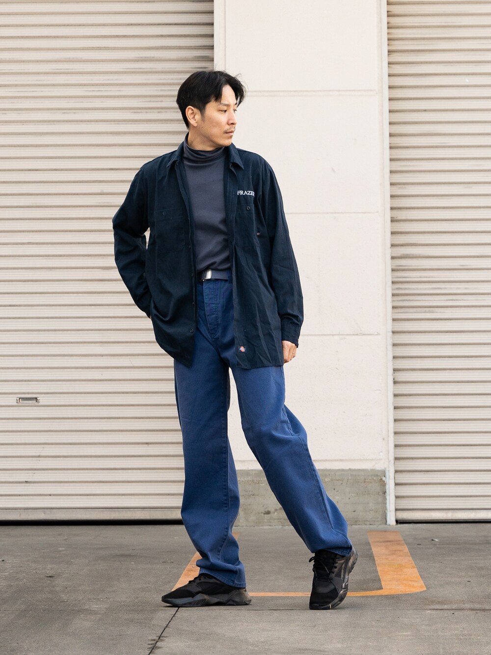 ブルー系のデニムパンツ、ブラック系のスニーカー、ブルー系のトップスを着用したメンズの冬コーディネートの2枚目の写真