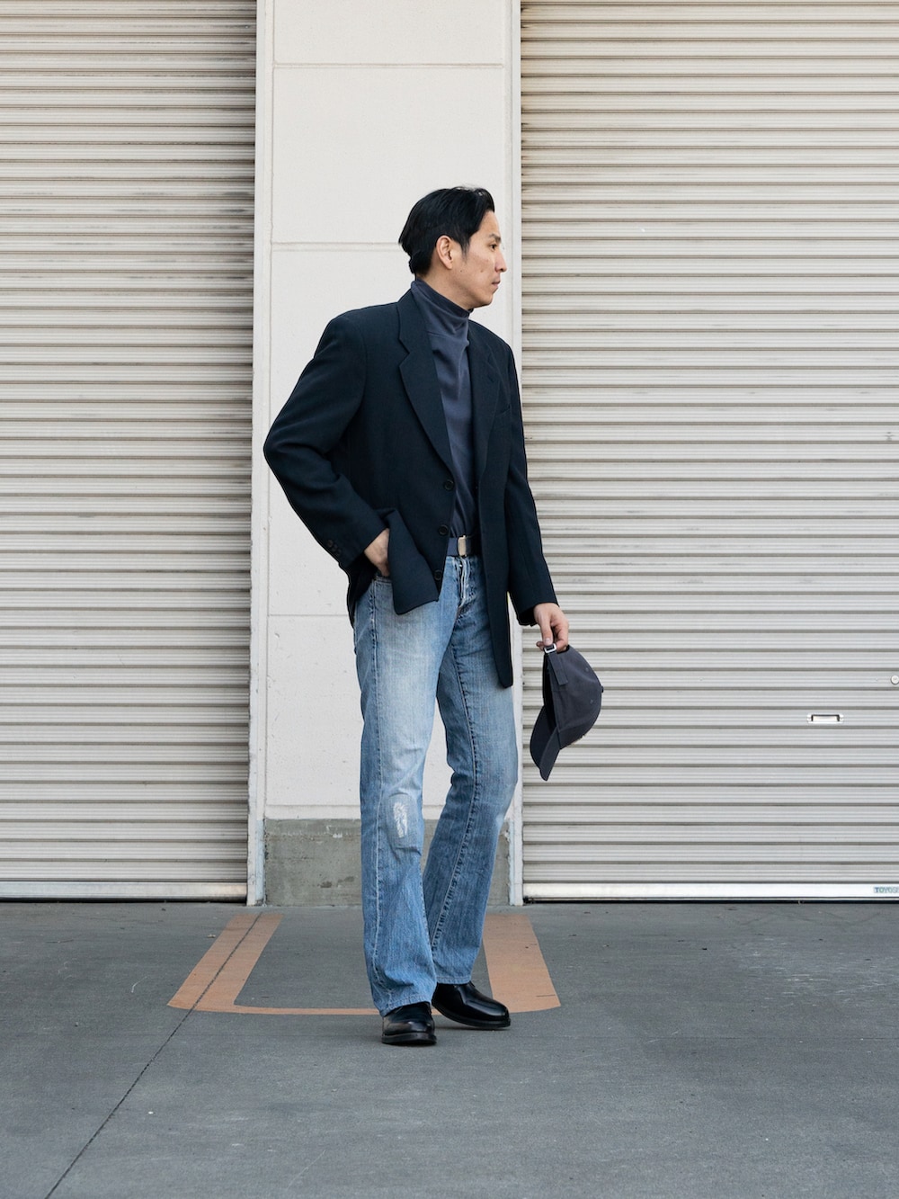 ブルー系のスーツジャケット、ブルー系のトップス、ブルー系のデニムパンツを着用したメンズの冬コーディネートの3枚目の写真