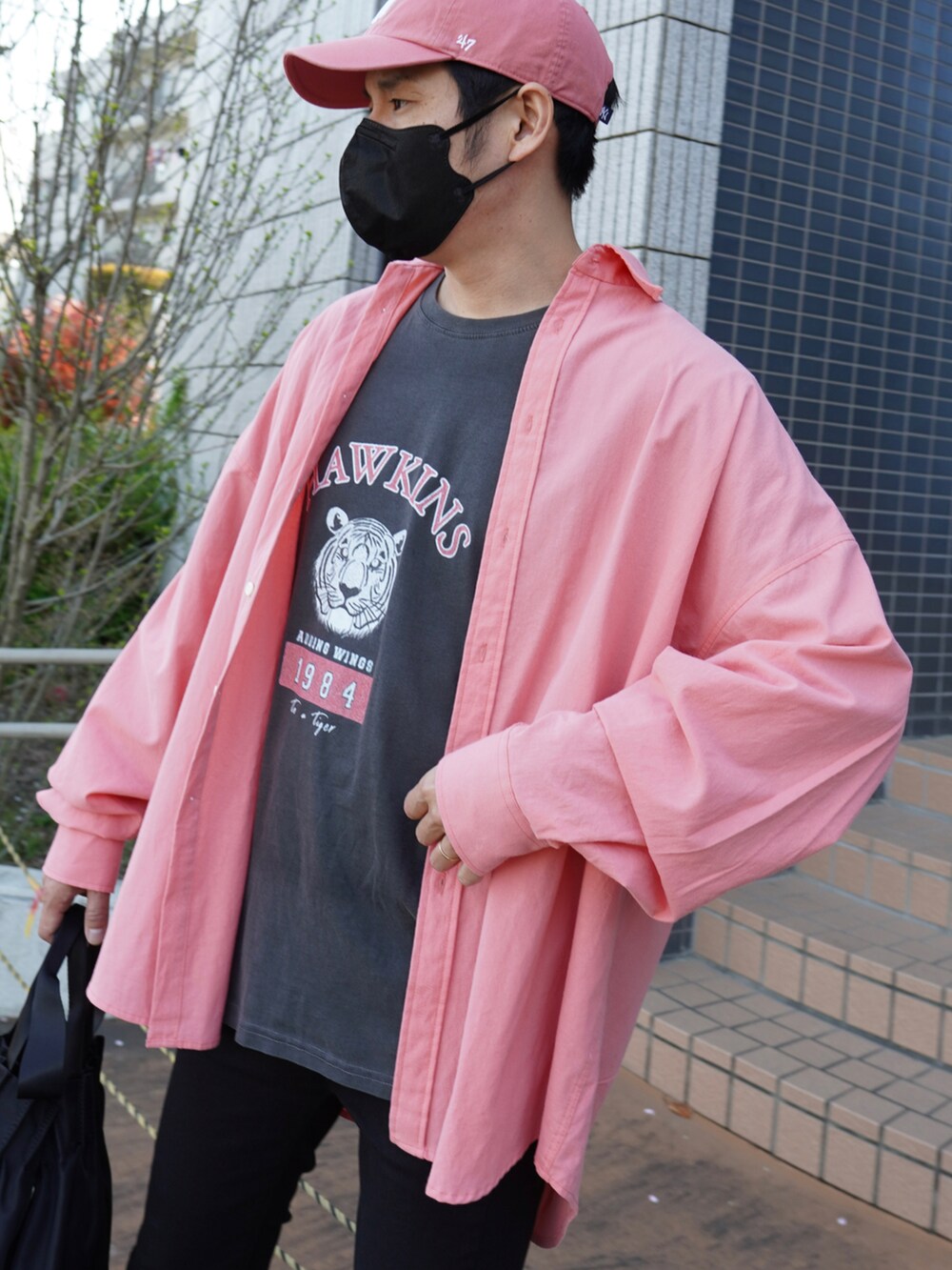 ピンク系のシャツ/ブラウス、ブラック系のTシャツ/カットソー、ブラック系のデニムパンツを着用したメンズの春コーディネートの3枚目の写真