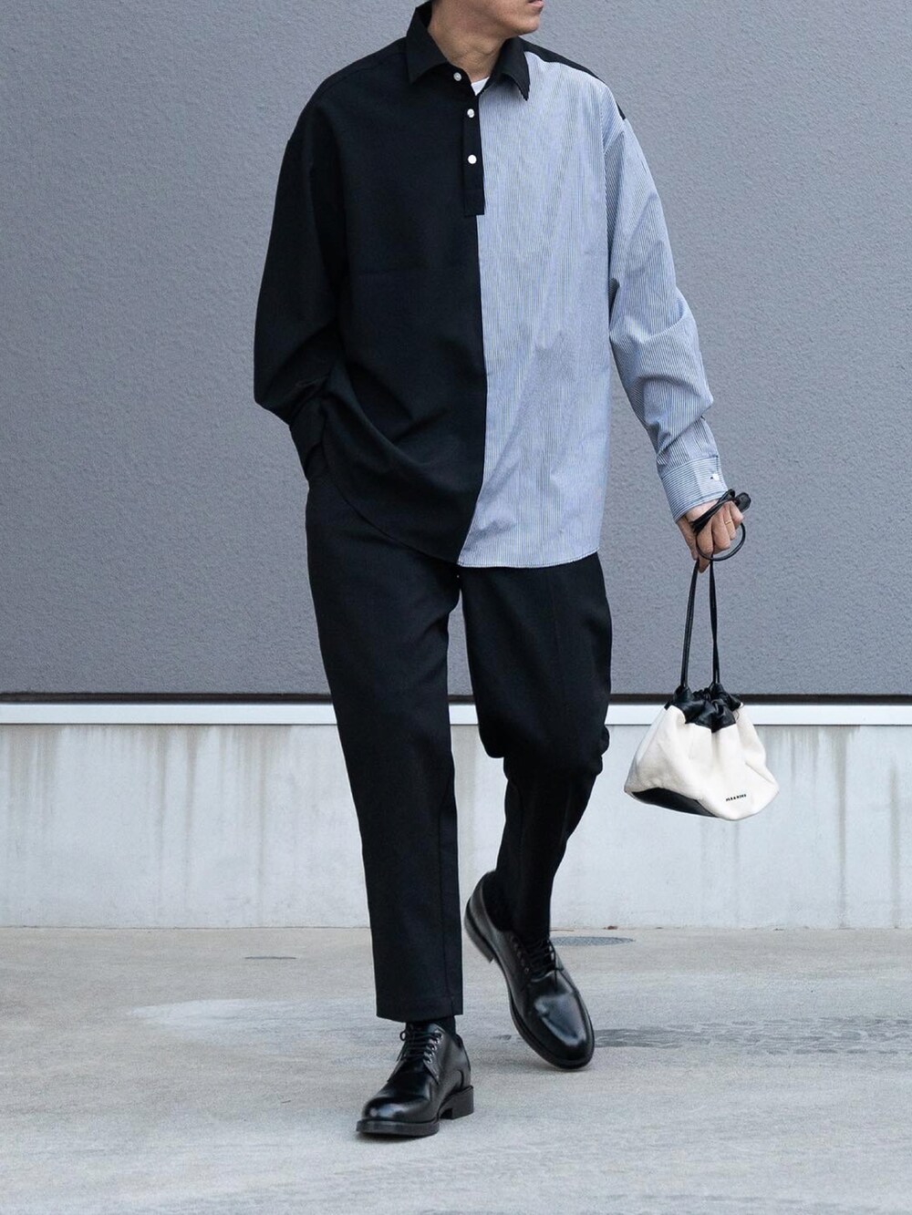 ブラック系のシャツ/ブラウス、ホワイト系のショルダーバッグ、ブラック系のスラックスを着用したメンズの冬コーディネートの3枚目の写真