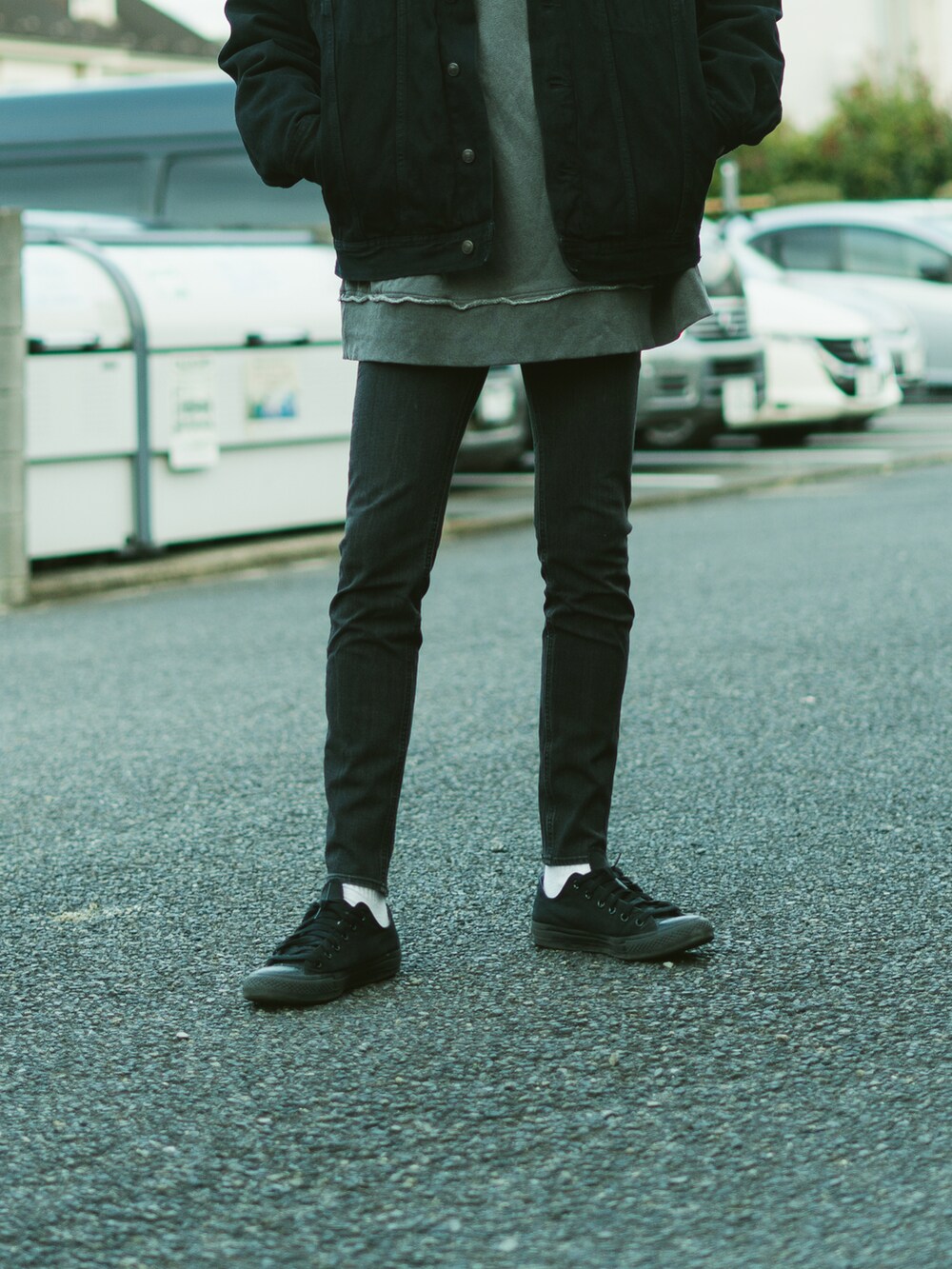 ブラック系のスニーカー、グレー系のスウェット、ブラック系のジャケット/アウターを着用したメンズの秋コーディネートの4枚目の写真