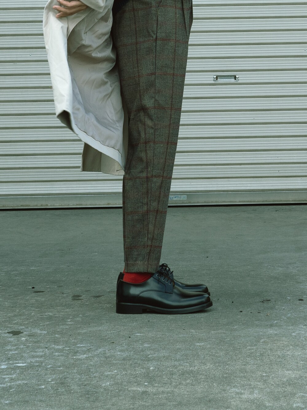 グリーン系のニット/セーター、その他のスラックス、ブラック系のドレスシューズを着用したメンズの冬コーディネートの3枚目の写真