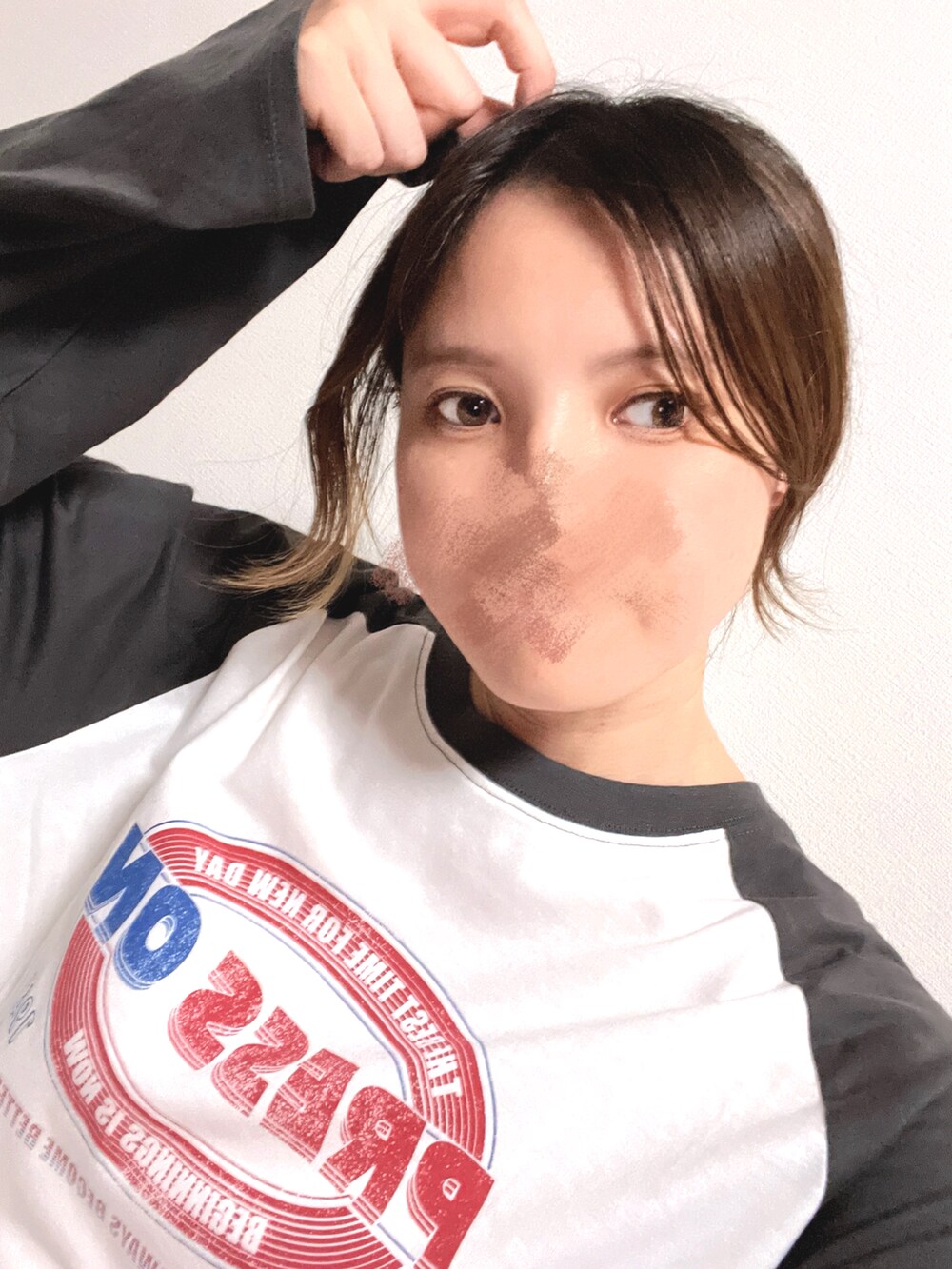 ホワイト系のTシャツ/カットソー、ブラウン系のその他を着用したレディースの秋コーディネートの2枚目の写真