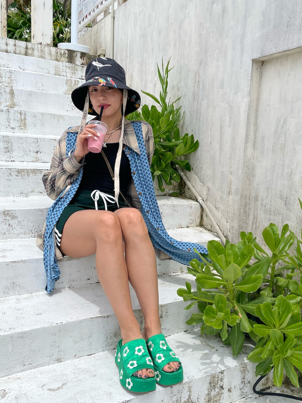 ブルー系のシャツ/ブラウス、グリーン系のサンダル、グリーン系のスウェットパンツを着用したレディースの夏コーディネートの2枚目の写真