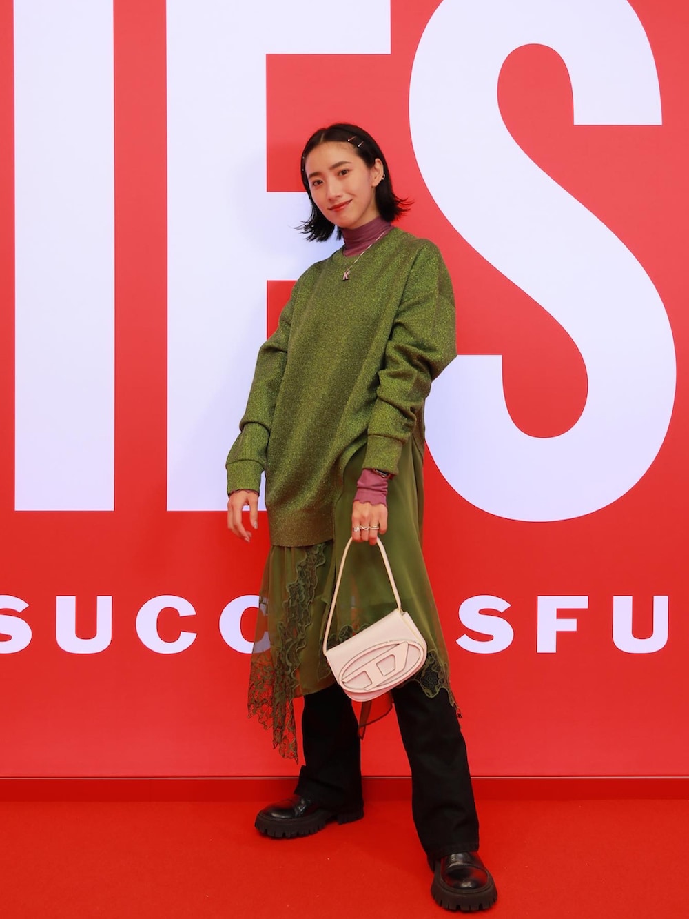 グリーン系のワンピース/ドレス、パープル系のTシャツ/カットソー、ホワイト系のハンドバッグを着用したレディースの秋コーディネートの2枚目の写真