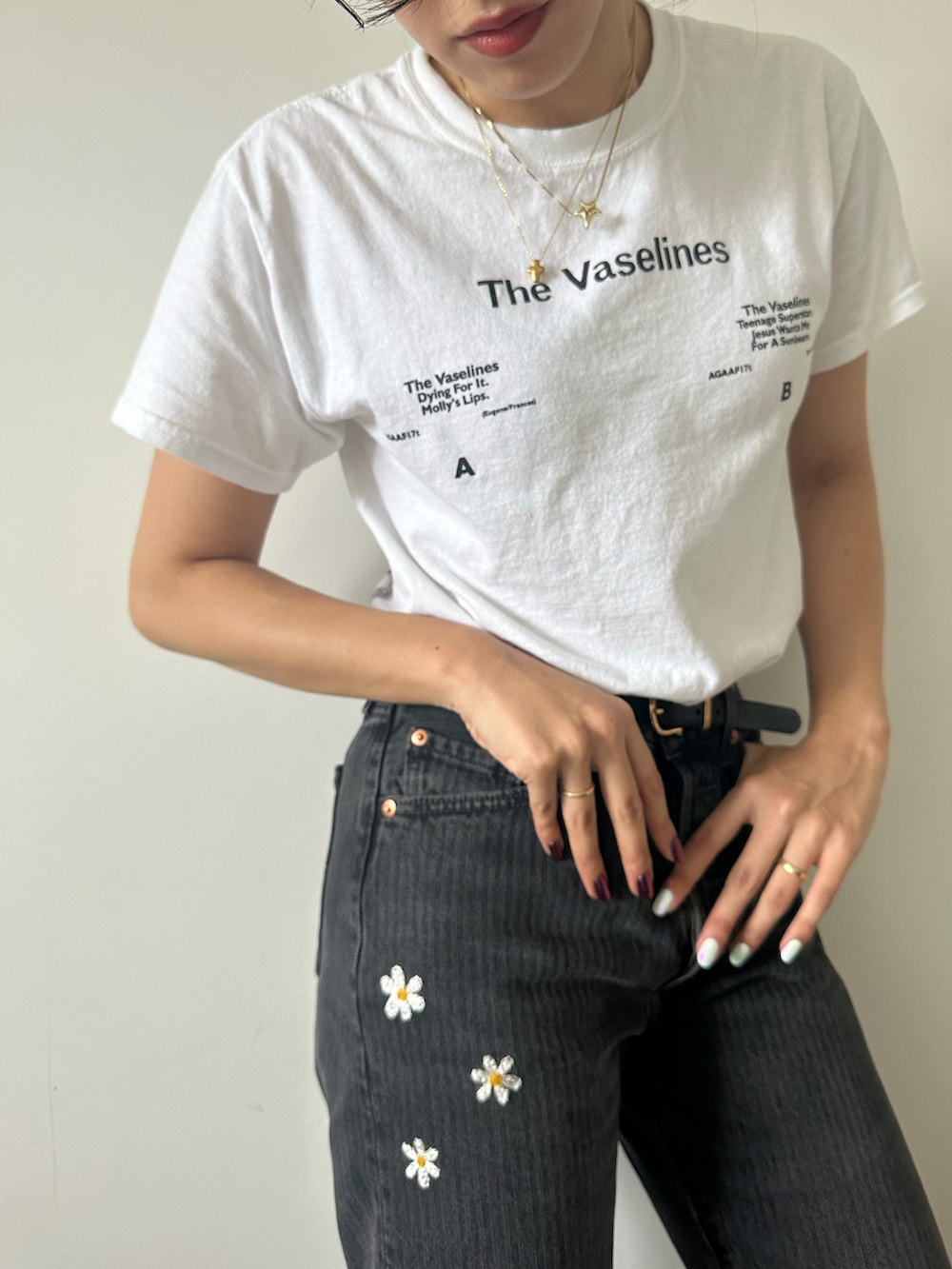 ホワイト系のTシャツ/カットソー、ブラック系のデニムパンツを着用したレディースの夏コーディネートの2枚目の写真
