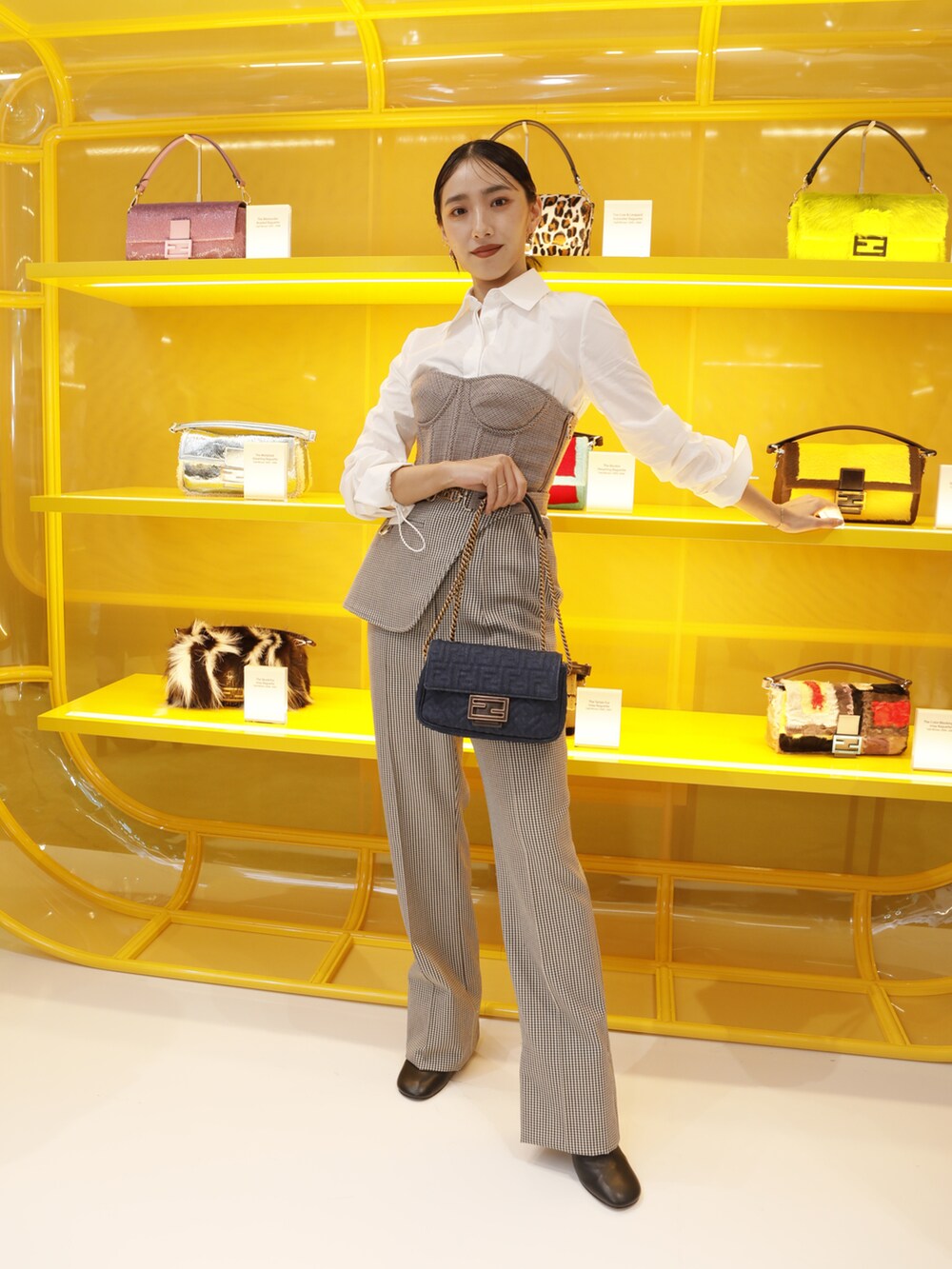 グレー系のトップスを着用したレディースの秋コーディネートの3枚目の写真