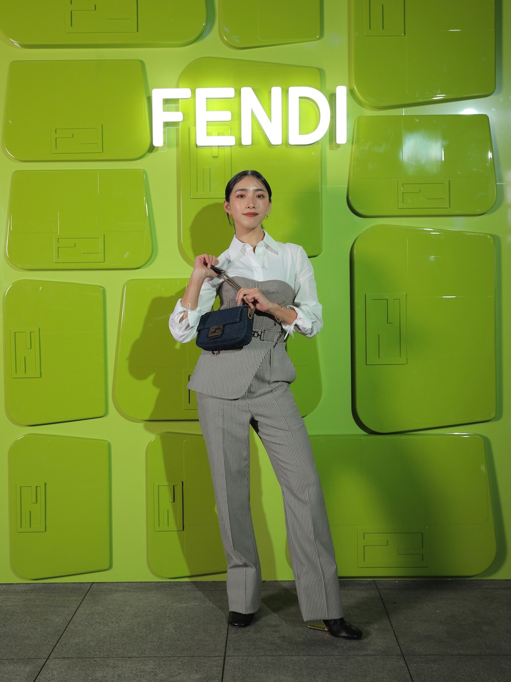 グレー系のトップスを着用したレディースの秋コーディネートの2枚目の写真